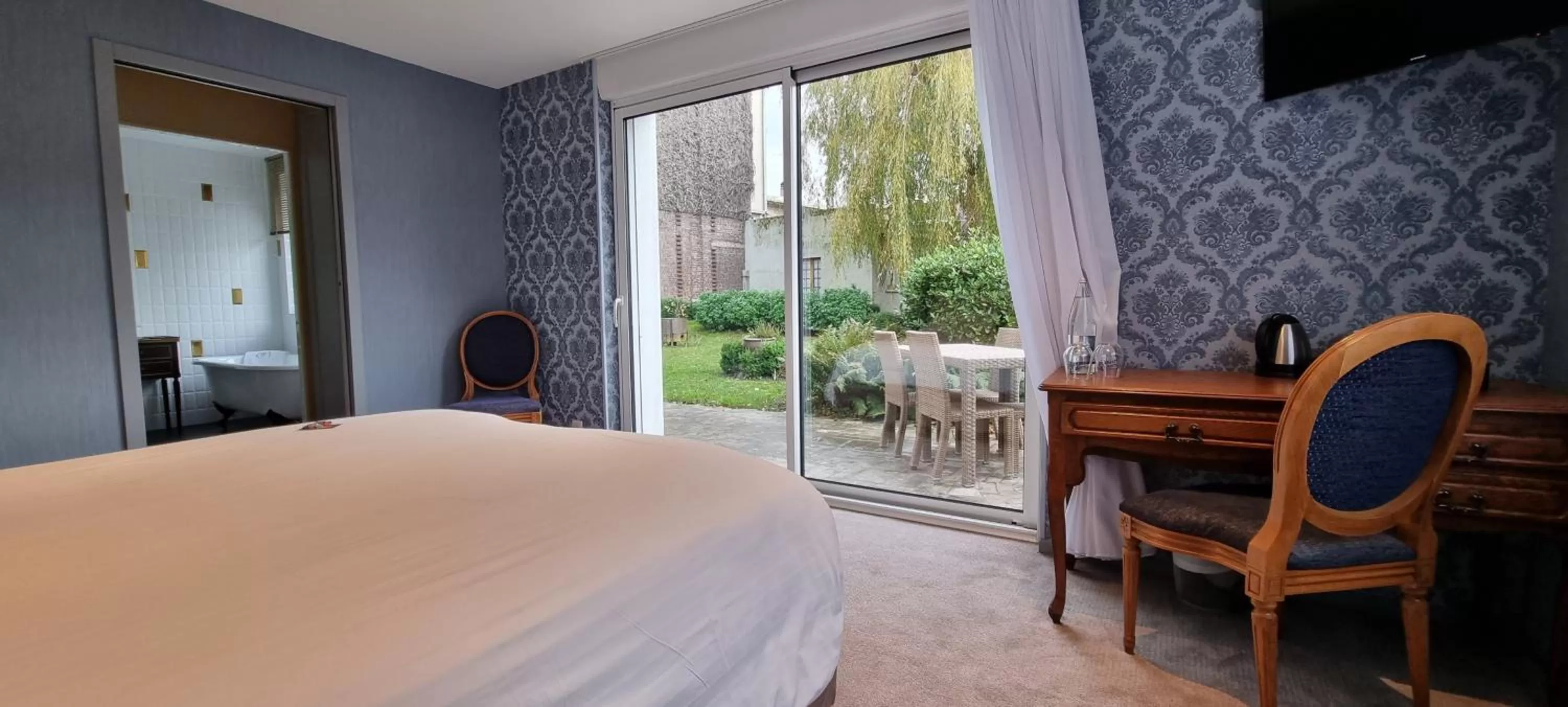Photo of the whole room, Bed in Hotel Meurice