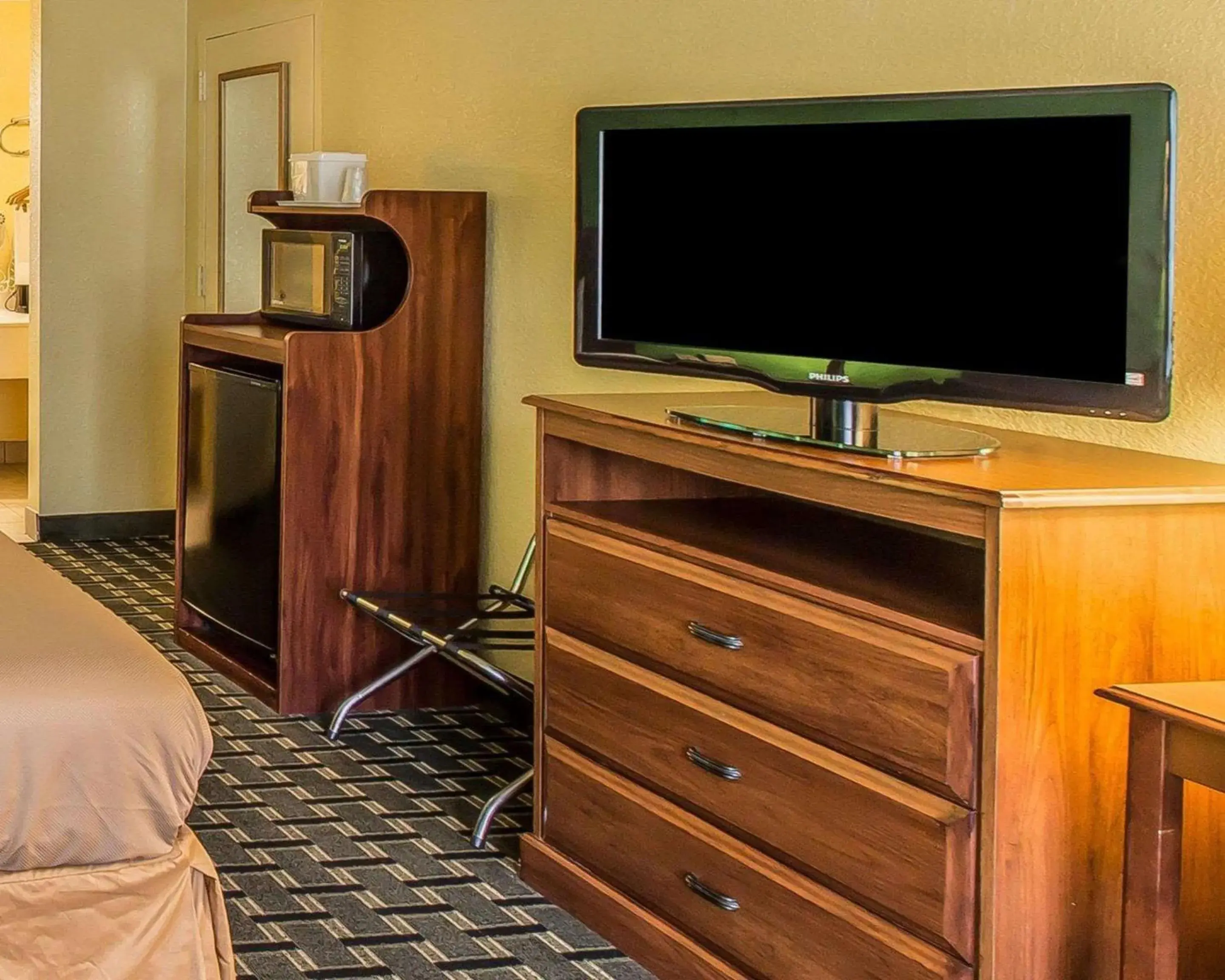 Photo of the whole room, TV/Entertainment Center in Econo Lodge