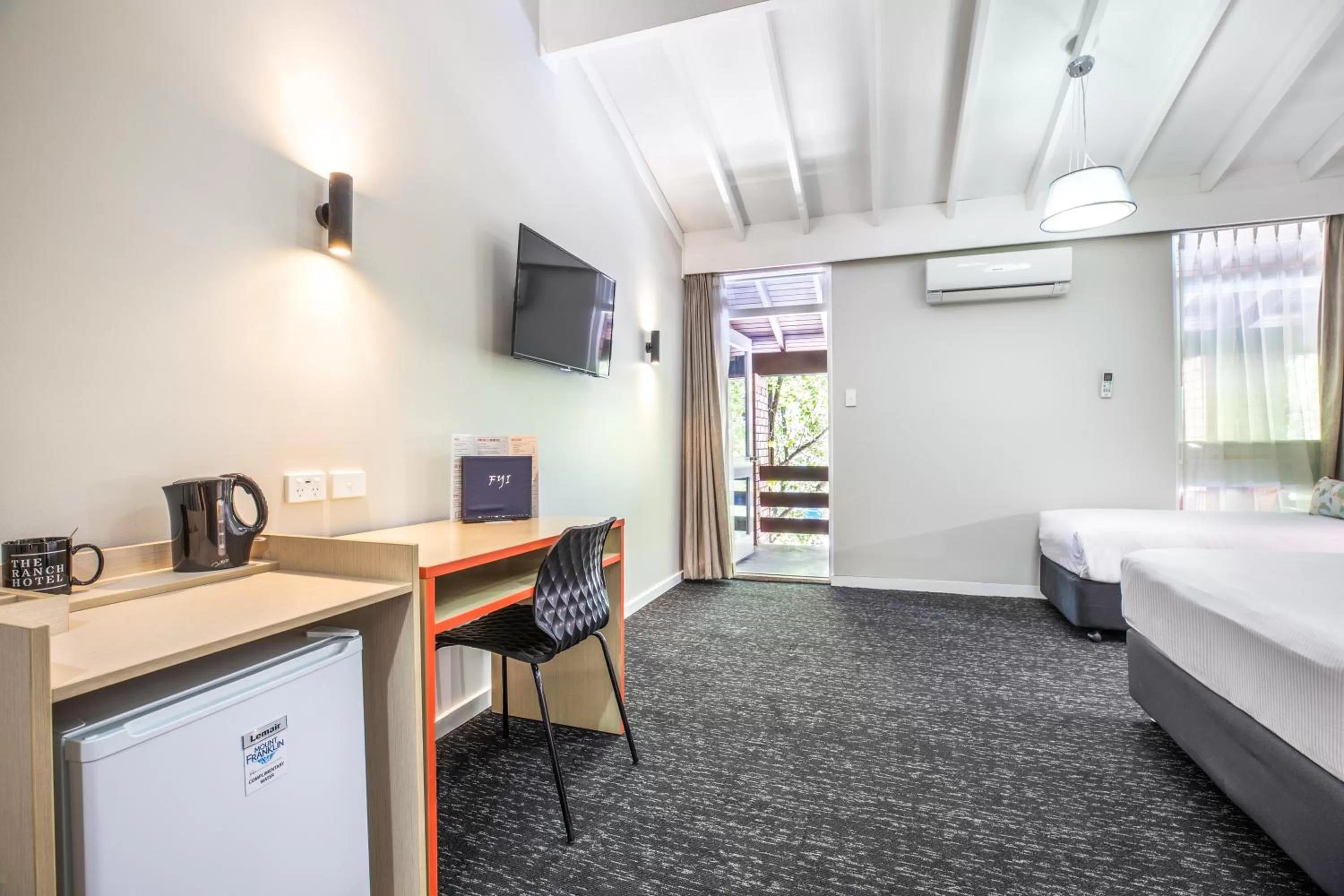 Coffee/tea facilities, Bed in Nightcap at the Ranch Hotel