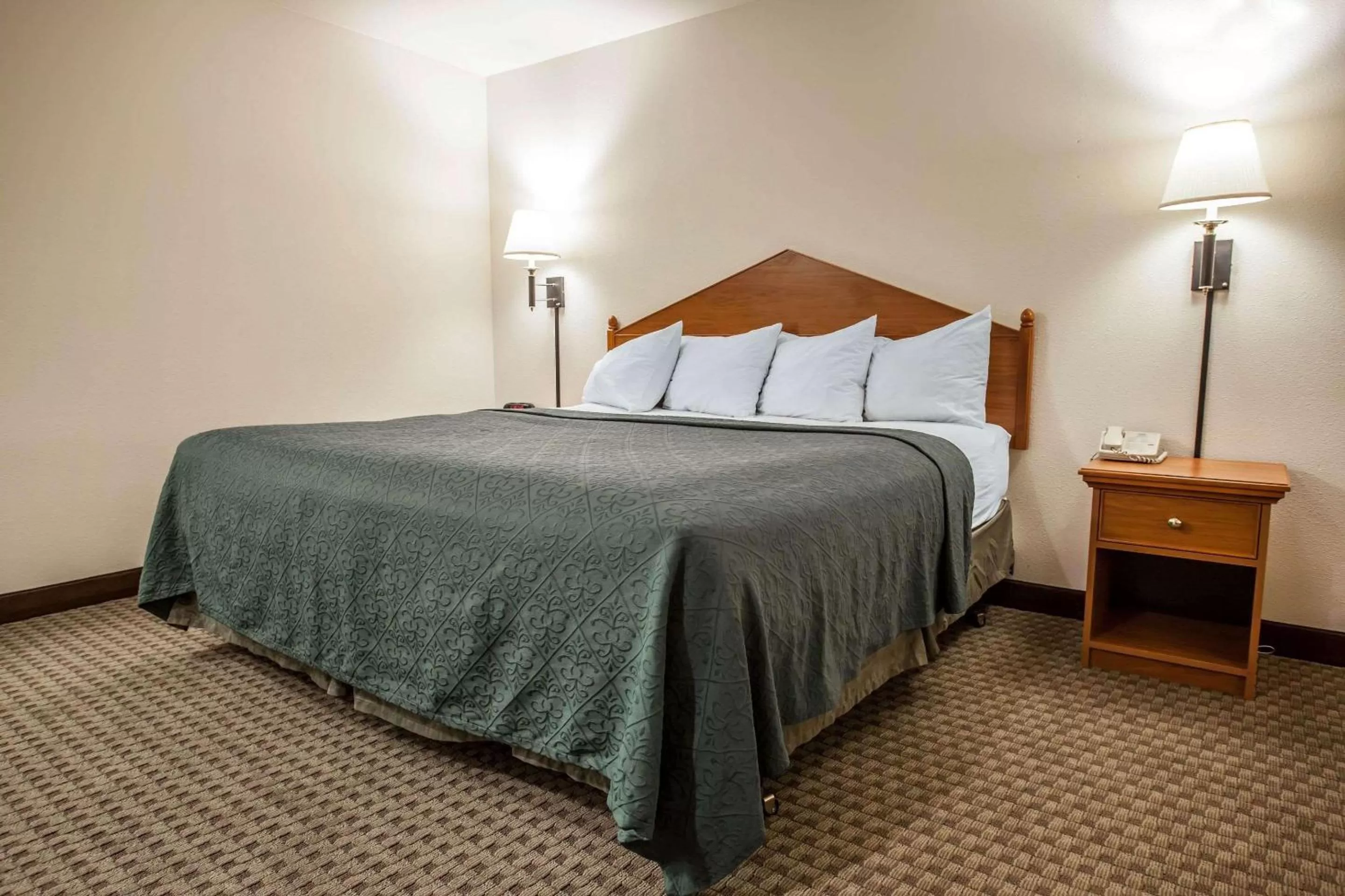 Bedroom, Bed in Quality Inn & Suites Federal Way - Seattle