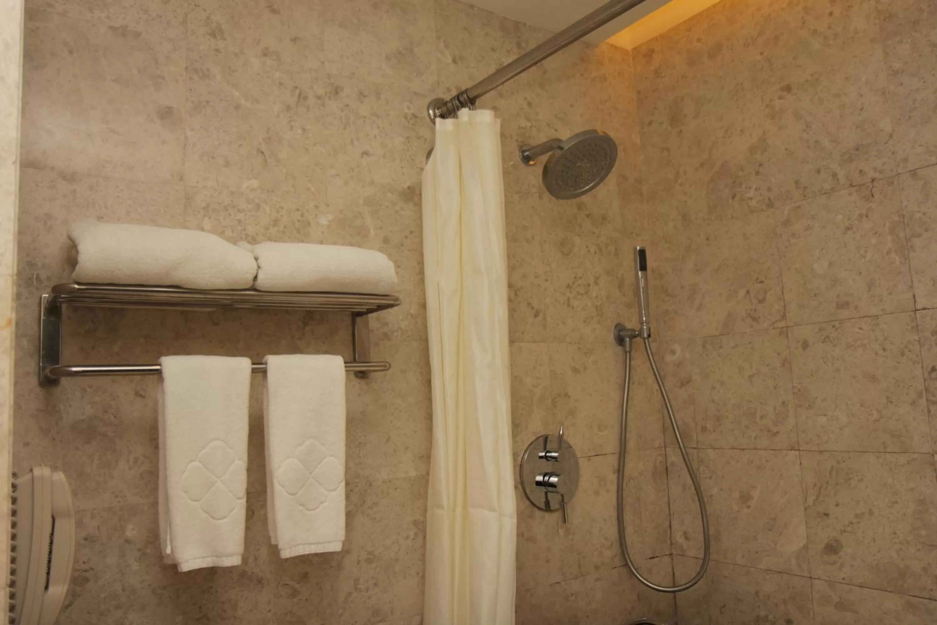 Shower in Perdana Kota Bharu