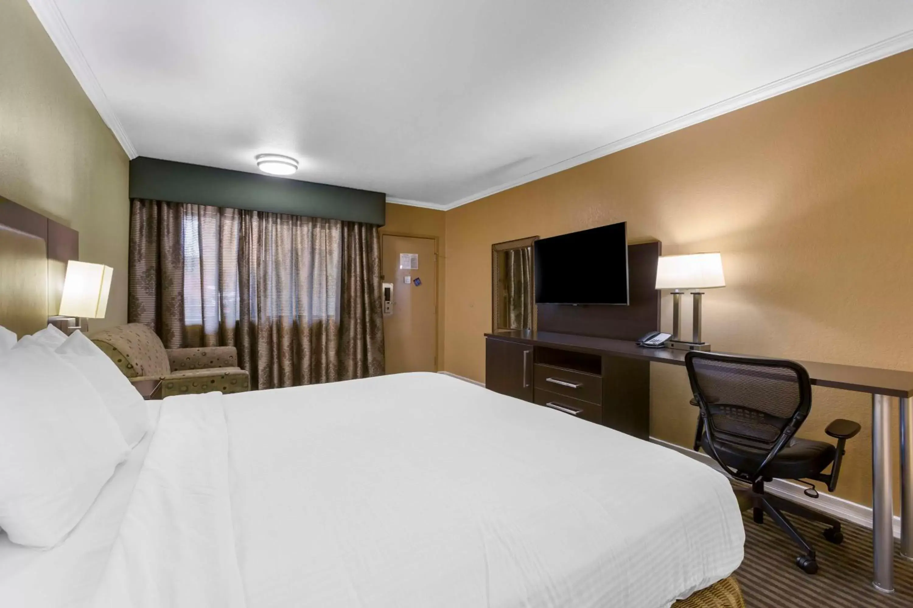 Bedroom, TV/Entertainment Center in Best Western Royal Sun Inn & Suites