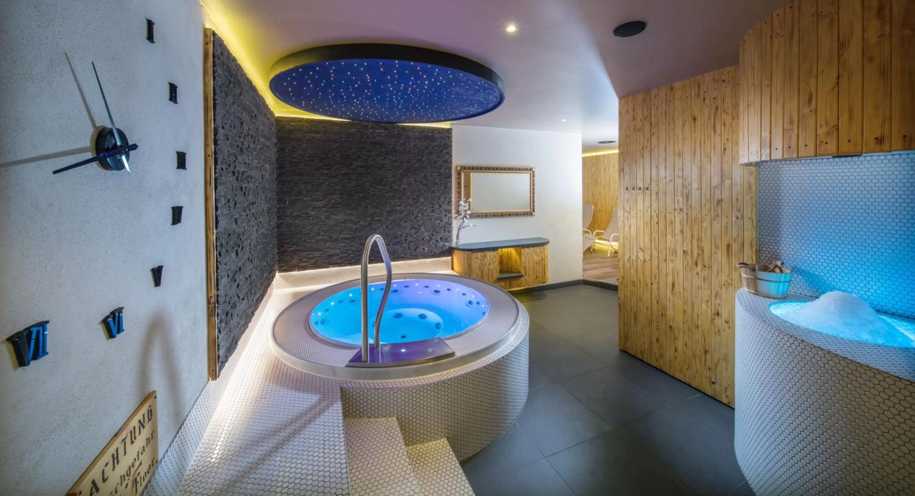 Hot Tub in Hotel Höhlenstein