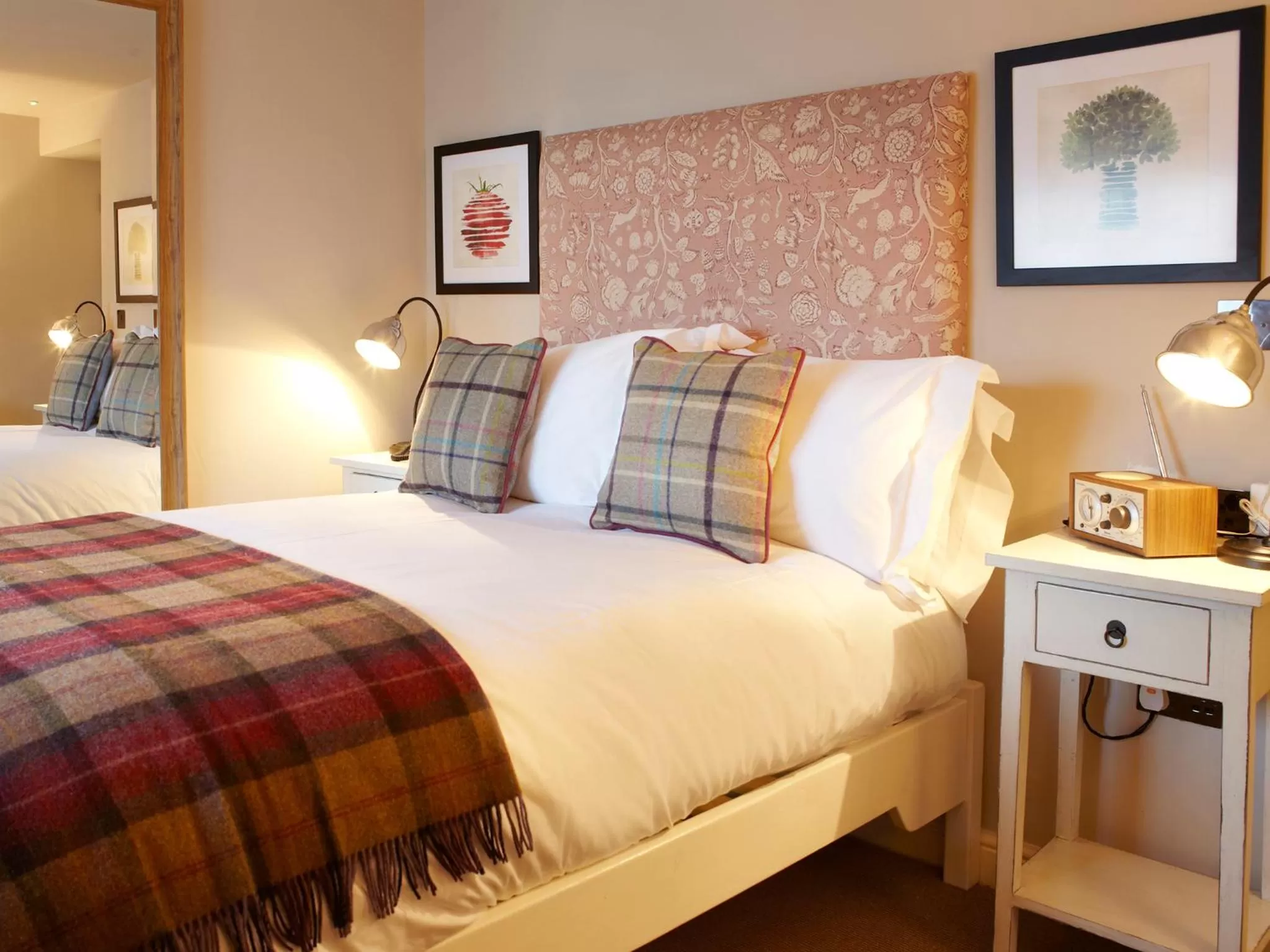 Photo of the whole room, Bed in The Plough Inn & Cottages