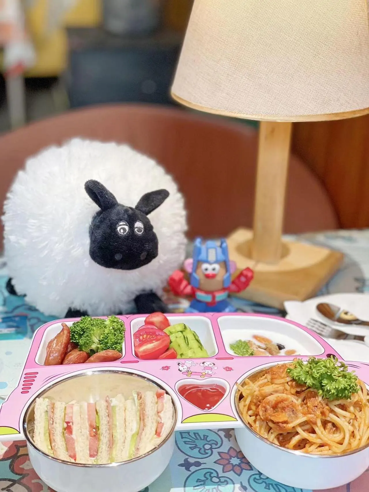 Breakfast in The Cloudland International Youth Hostel Close to the city center,15 min walks to the subway, Close to the night market, old street, green lake, English-speaking service, free Activity convenient payment and visa cards are accepted