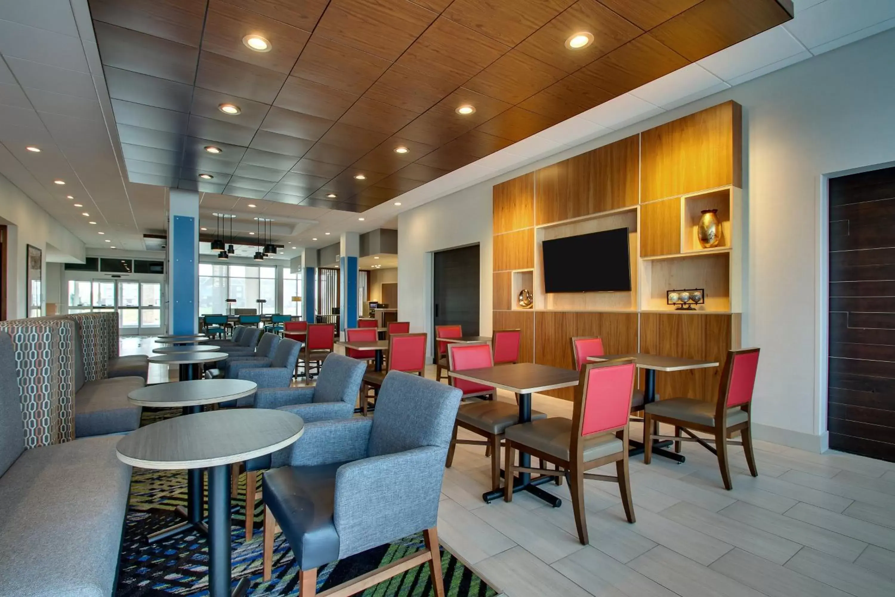 Breakfast, Lounge/Bar in Holiday Inn Express & Suites Troy, an IHG Hotel