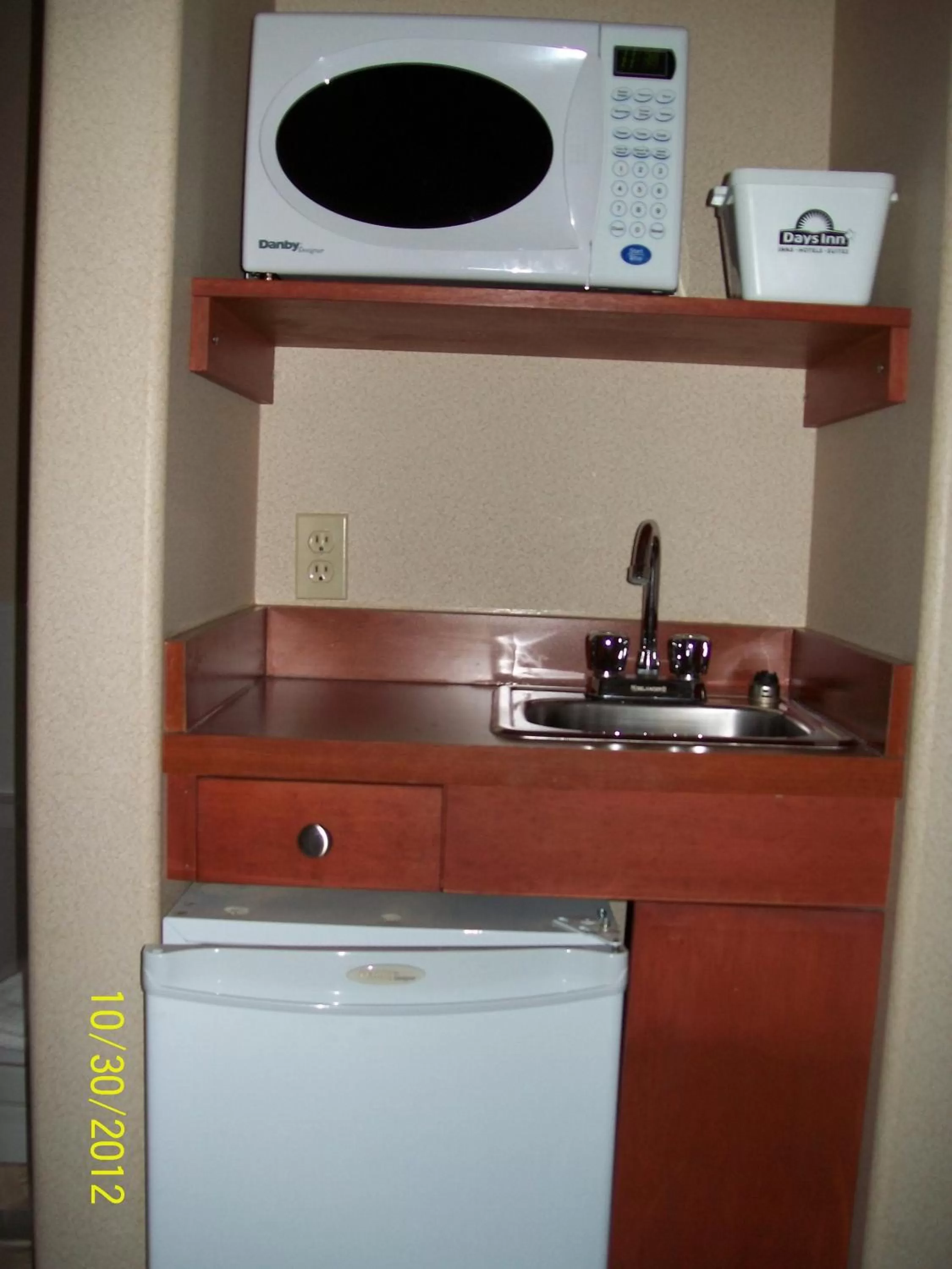 Kitchen or kitchenette in Days Inn by Wyndham Moose Jaw