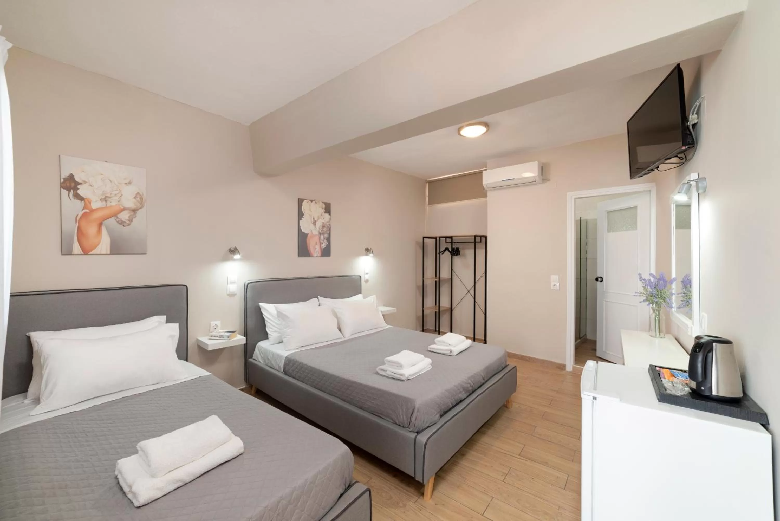 Photo of the whole room, Bed in Faros Rooms