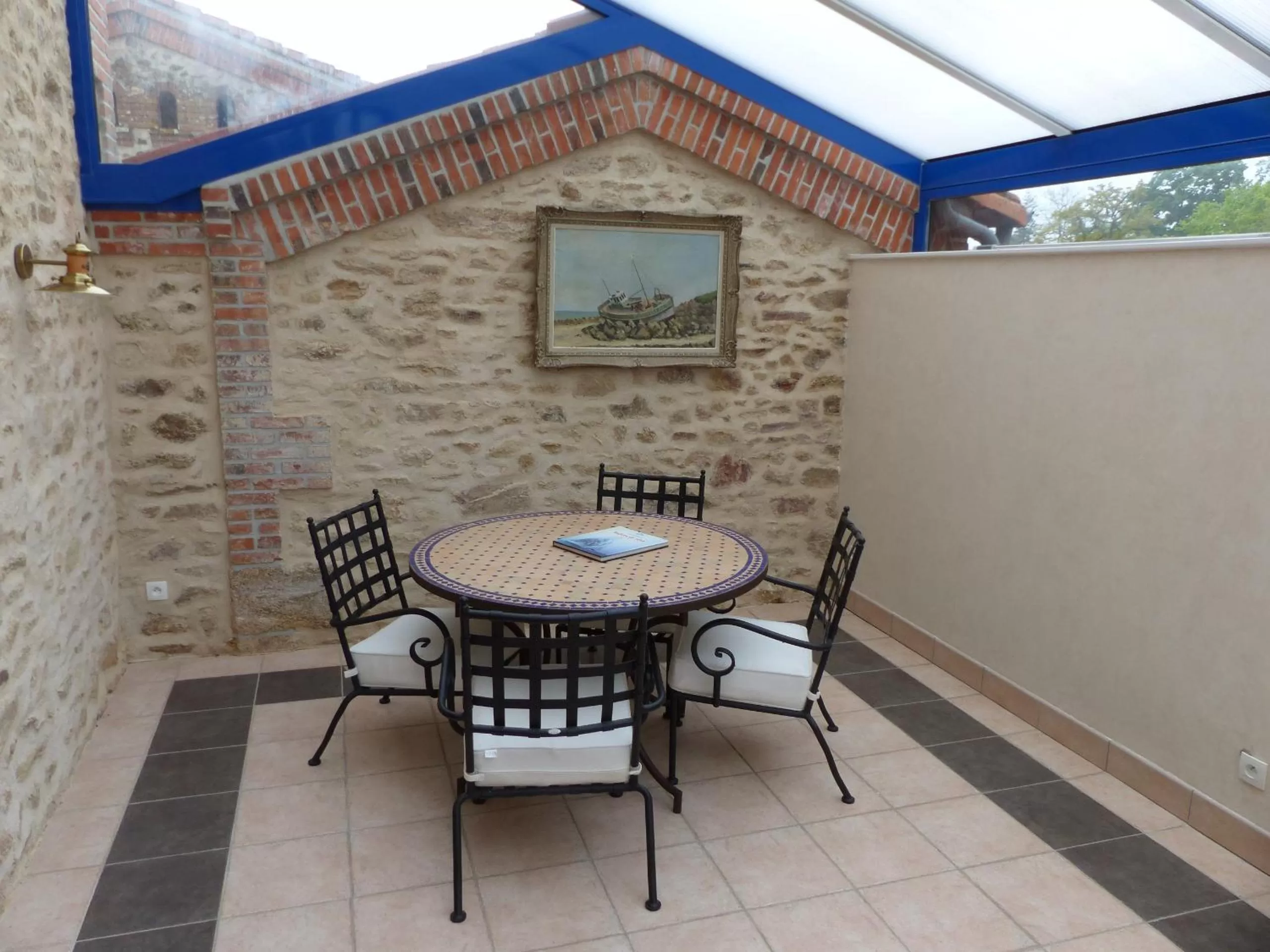 Dining area in B&B Domaine de La Corbe