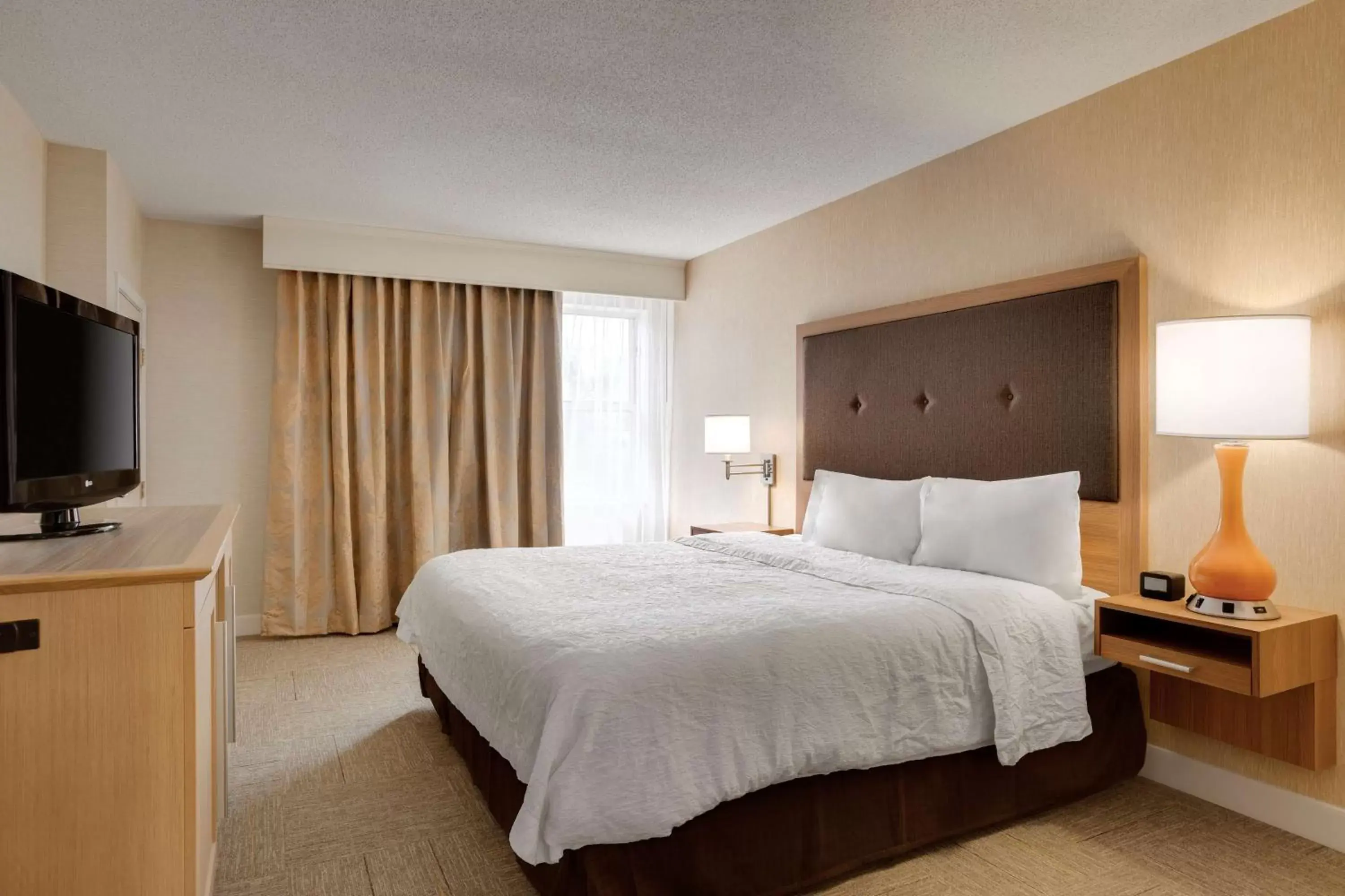 Bed in Hampton Inn & Suites Cleveland-Independence