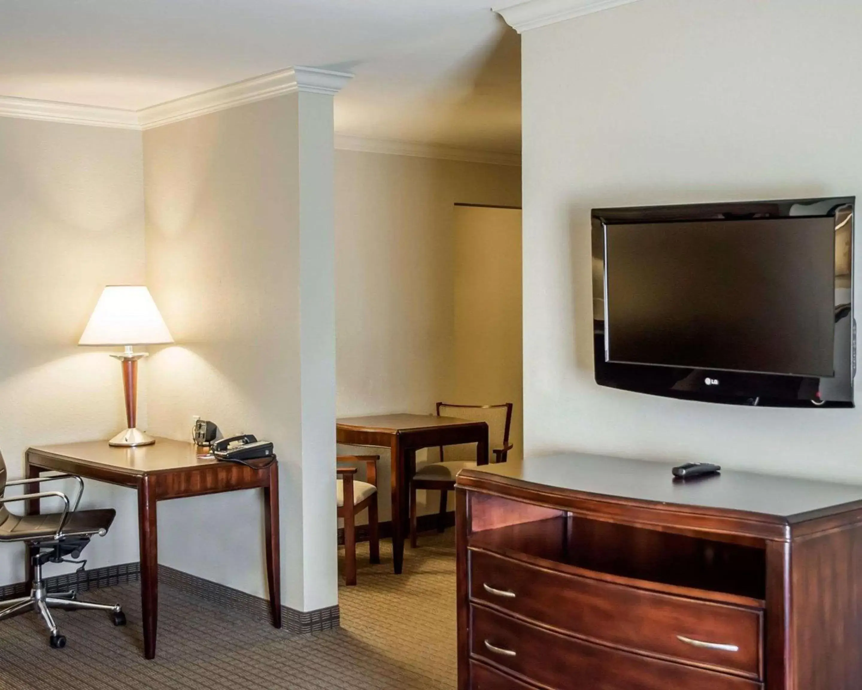 Photo of the whole room, TV/Entertainment Center in Comfort Suites Cincinnati North