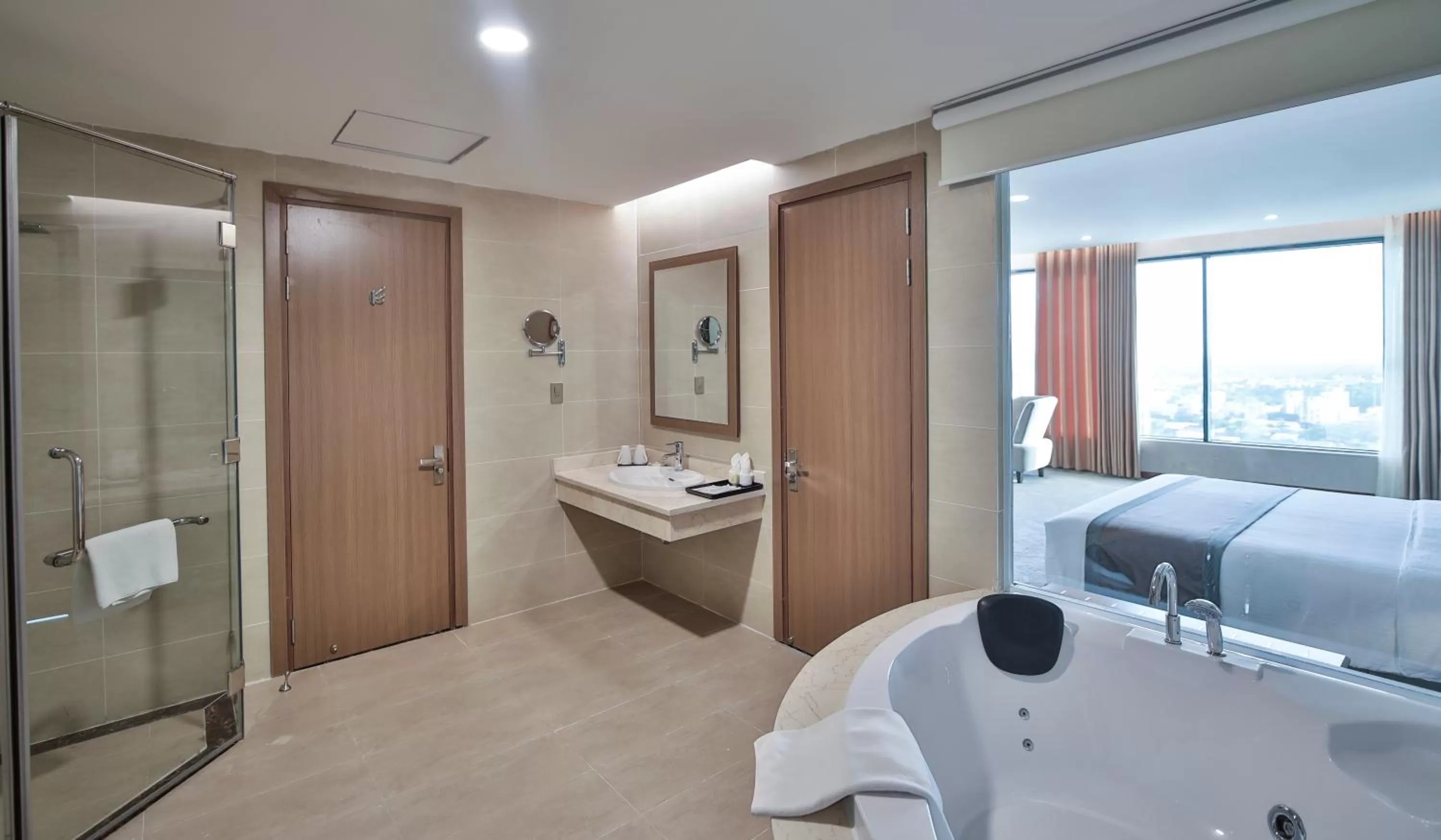 Bathroom, Bed in Muong Thanh Luxury Ca Mau Hotel