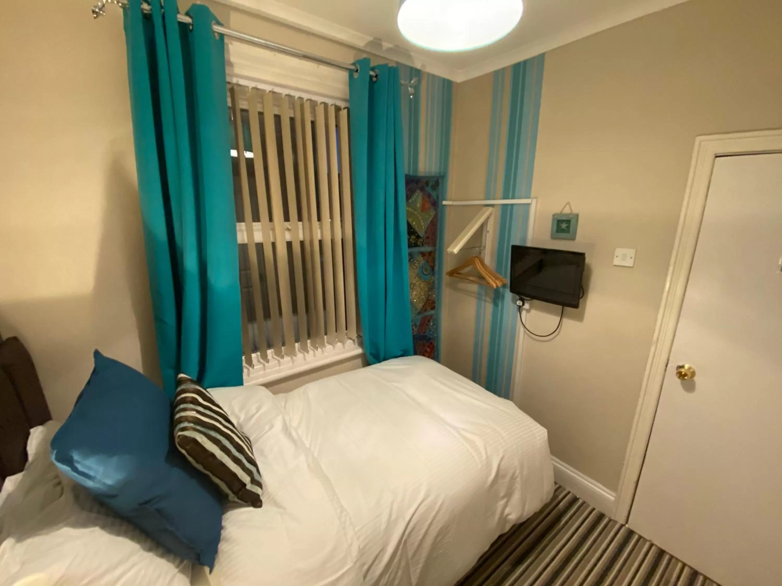 Bed in Delovely Hotel