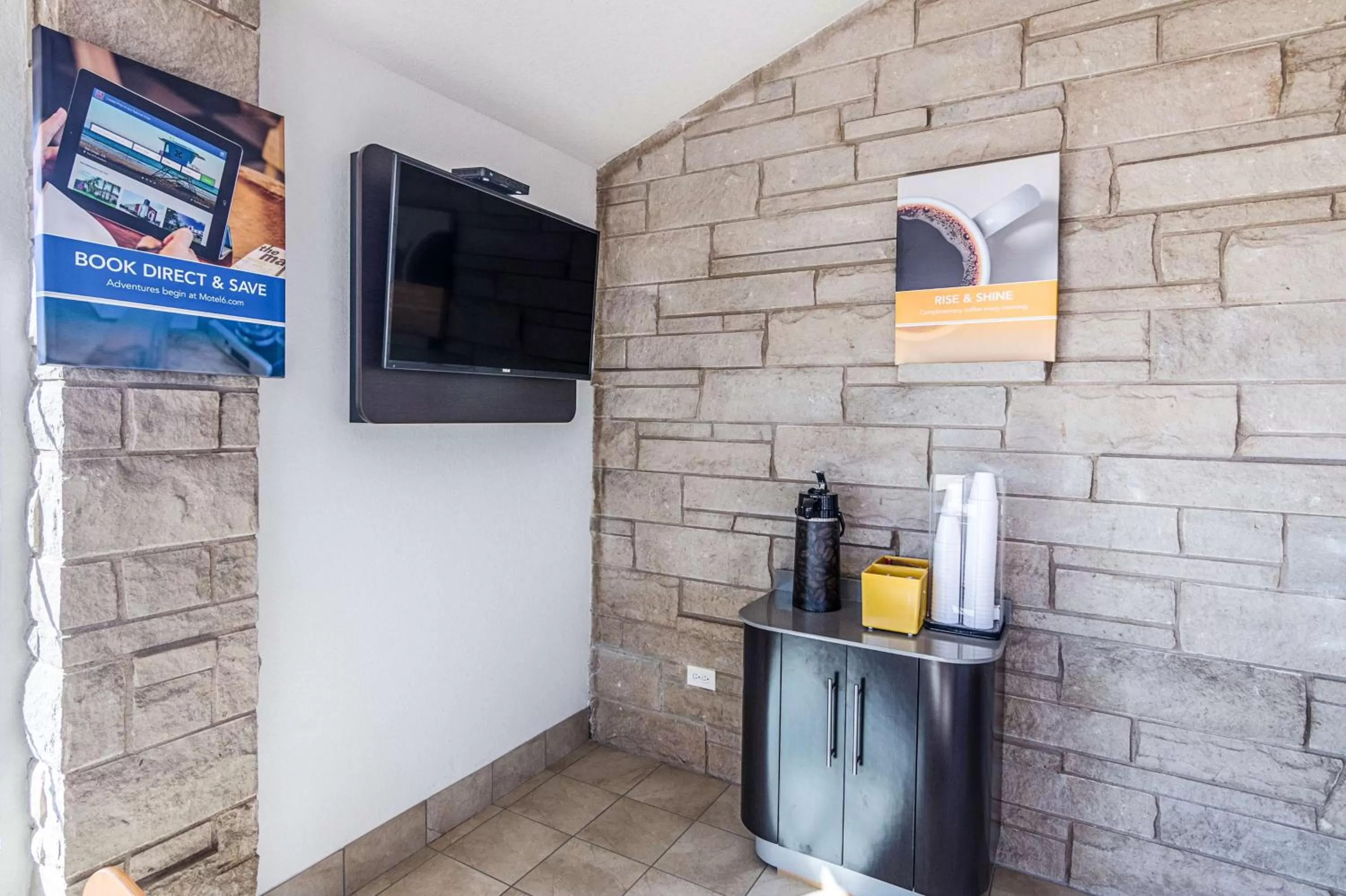 Communal lounge/ TV room in Motel 6-Childress, TX