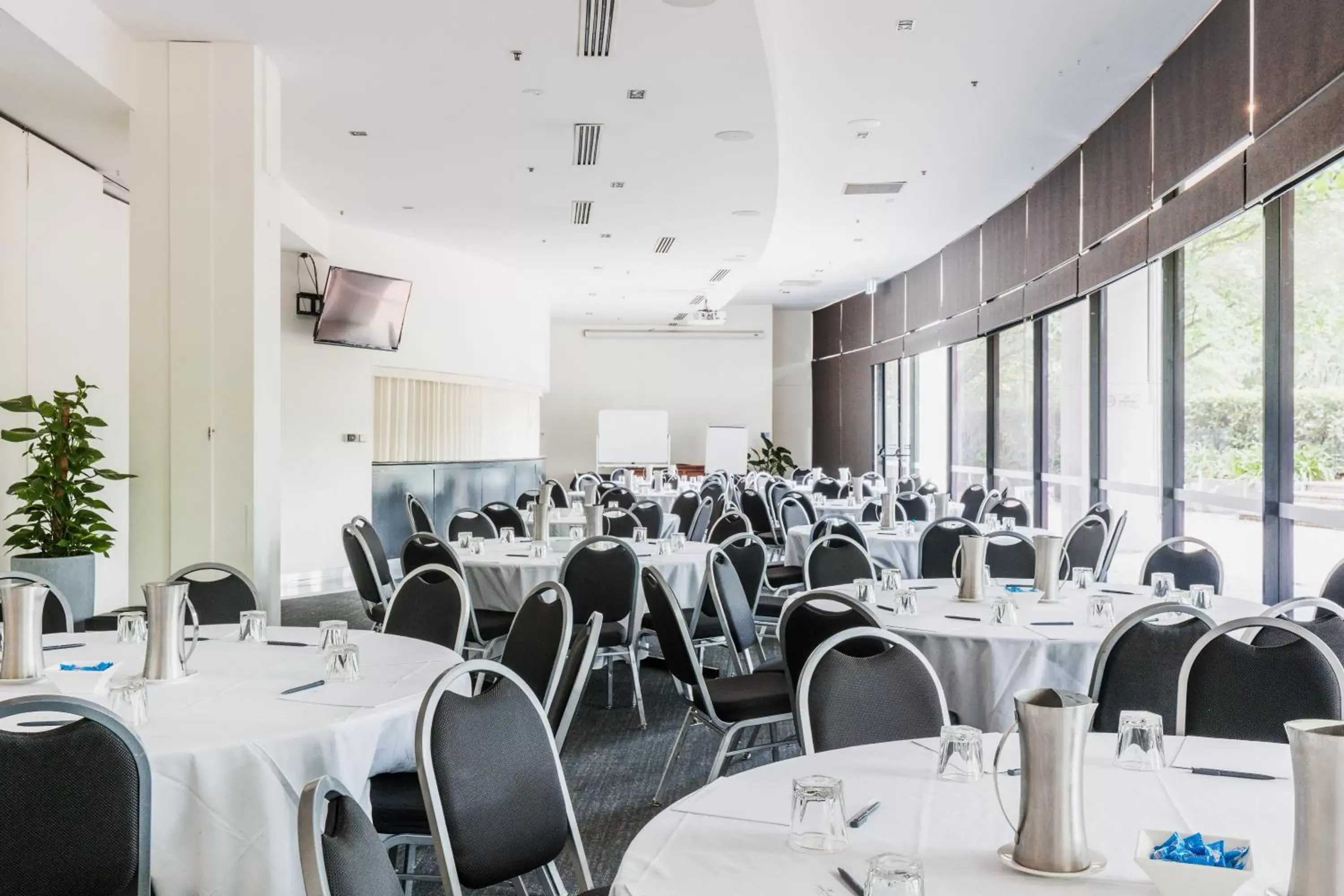 Meeting/conference room, Restaurant/Places to Eat in Crowne Plaza Canberra, an IHG Hotel