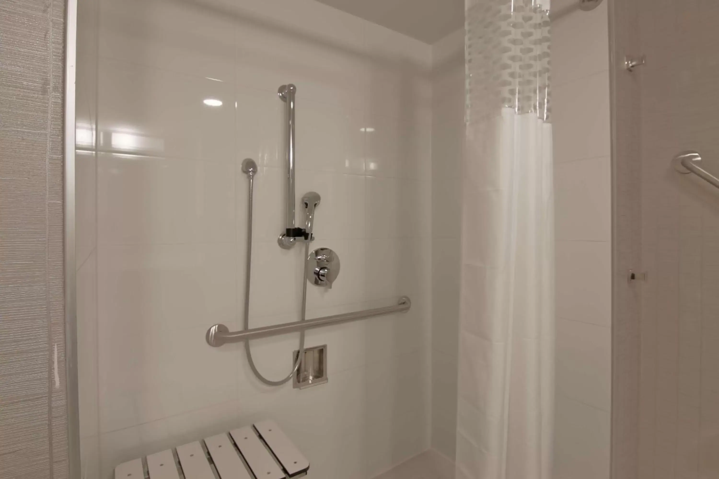 Bed, Bathroom in Hampton Inn & Suites by Hilton Toronto Markham