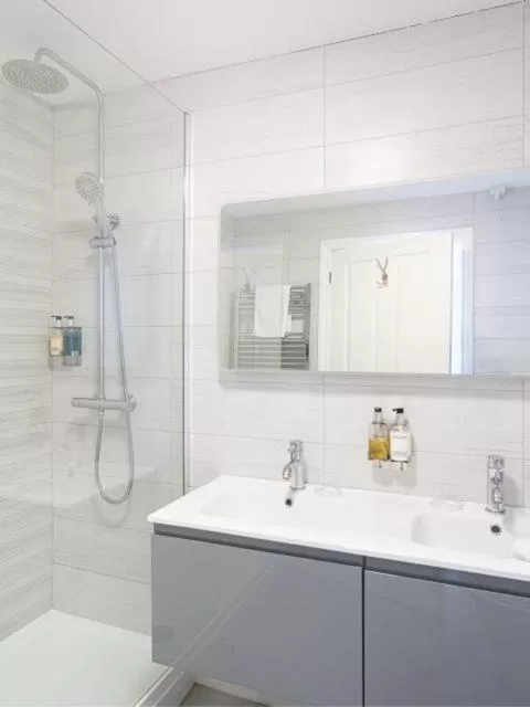 Shower in Gwbert Hotel