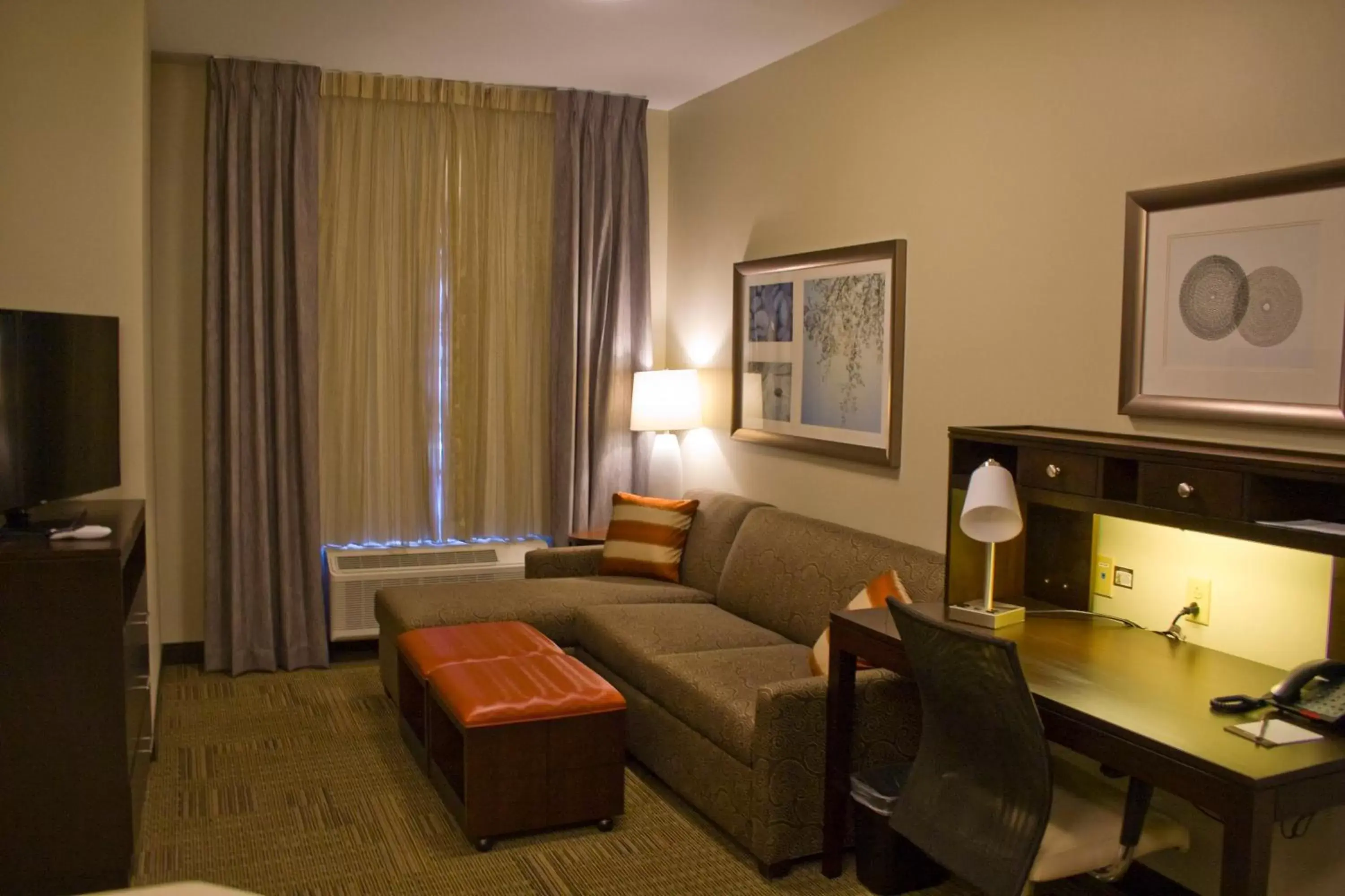 Photo of the whole room, Seating Area in Staybridge Suites Toledo - Rossford - Perrysburg, an IHG Hotel
