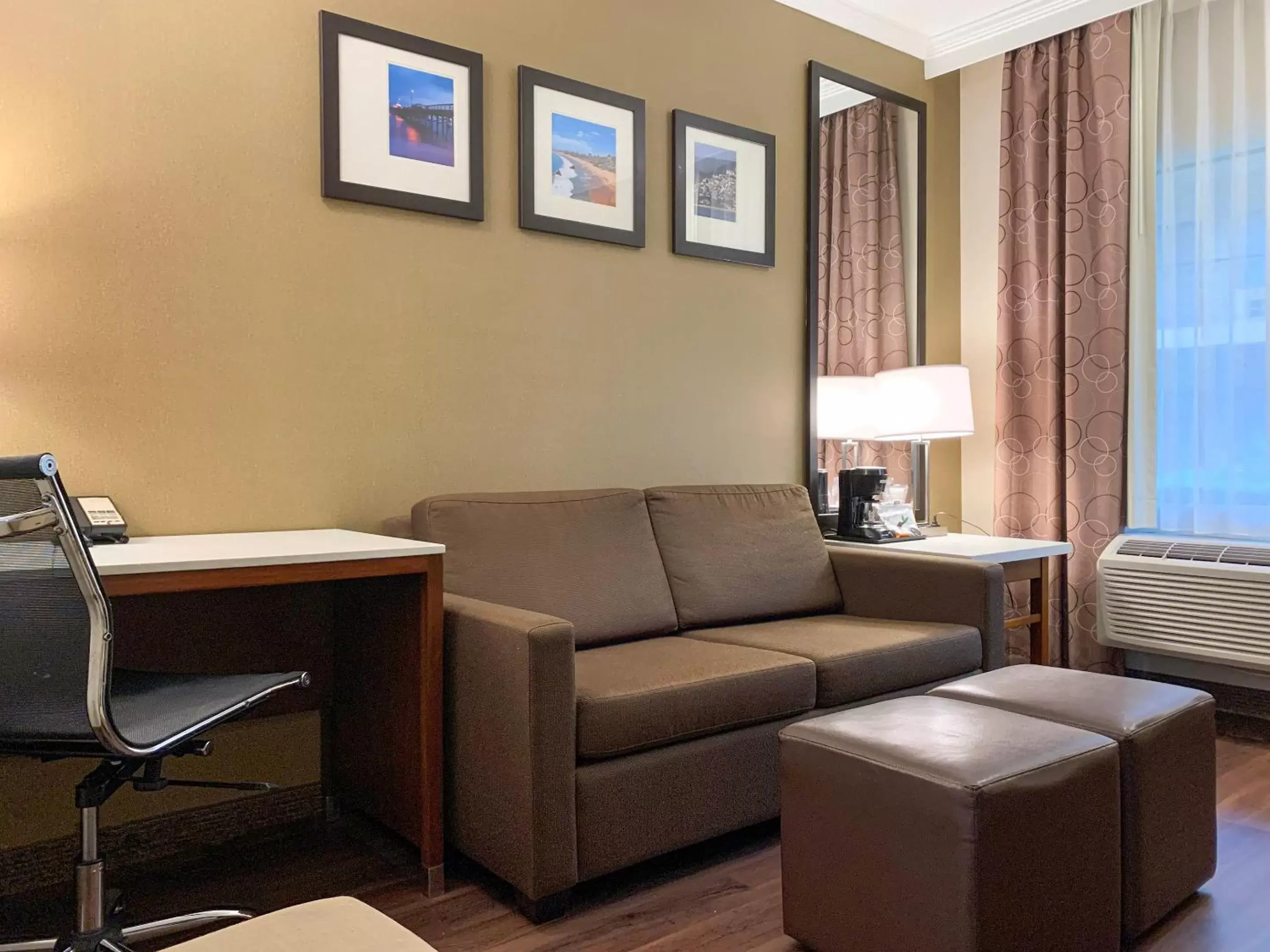 Seating Area in MainStay Suites John Wayne Airport, a Choice Hotel