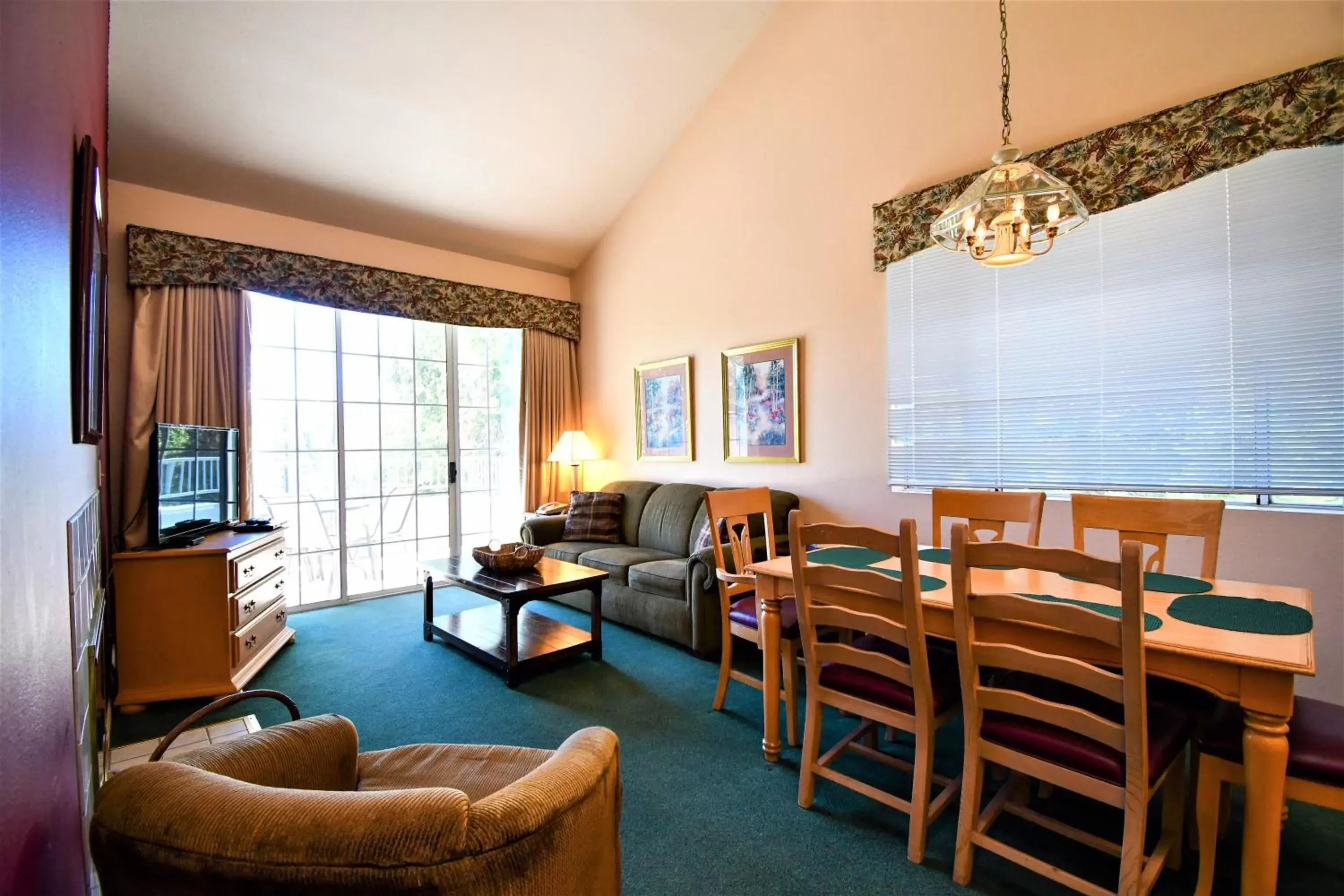 Living room, Seating Area in North Bay At Lake Arrowhead