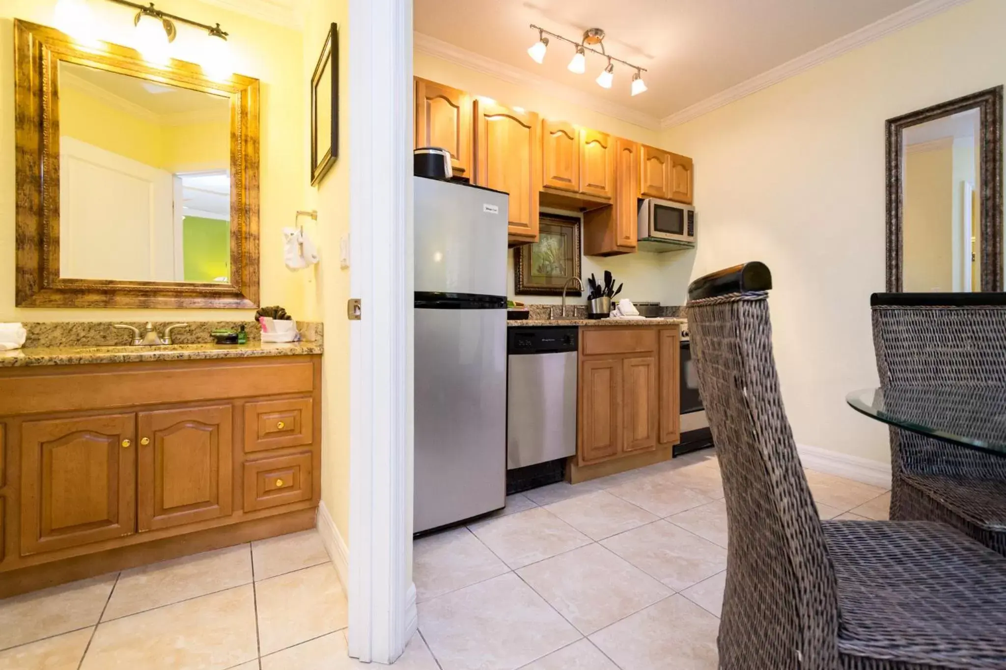 Kitchen or kitchenette, Kitchen/Kitchenette in Tropical Beach Resorts - Sarasota