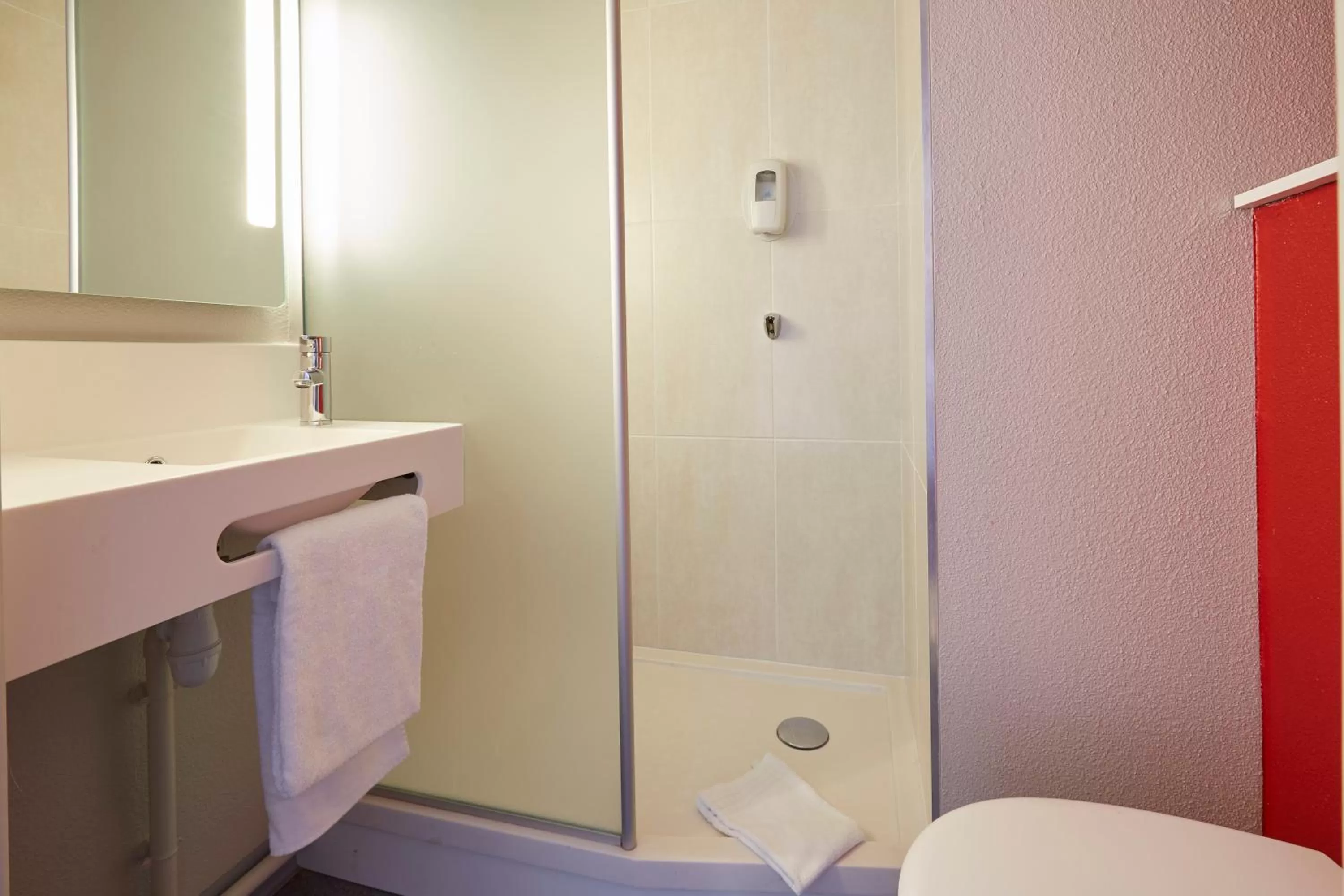 Bathroom in B&B HOTEL Lens Musée Du Louvre