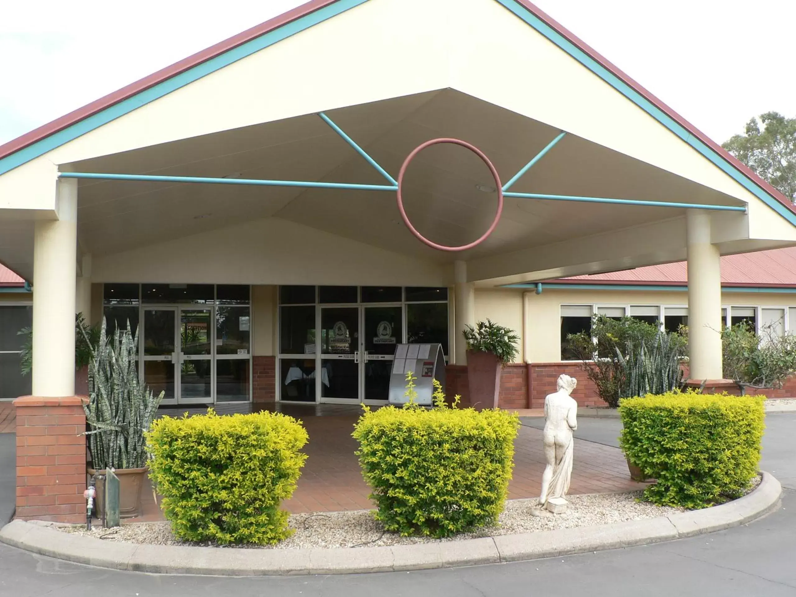 Facade/entrance in Emerald Explorers Inn