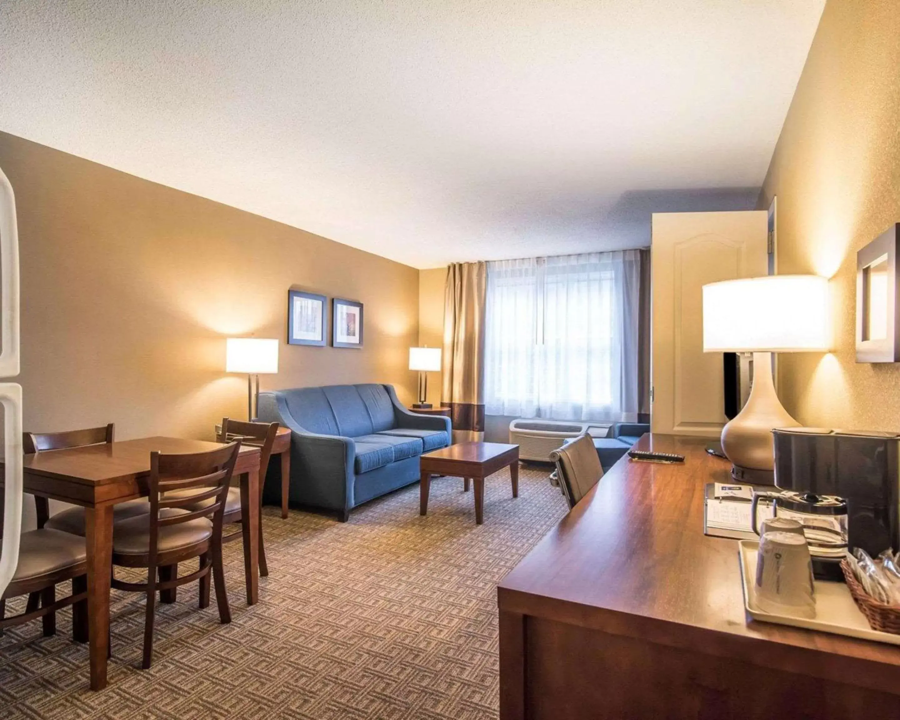 Photo of the whole room, Seating Area in Comfort Inn & Suites Dover-Portsmouth