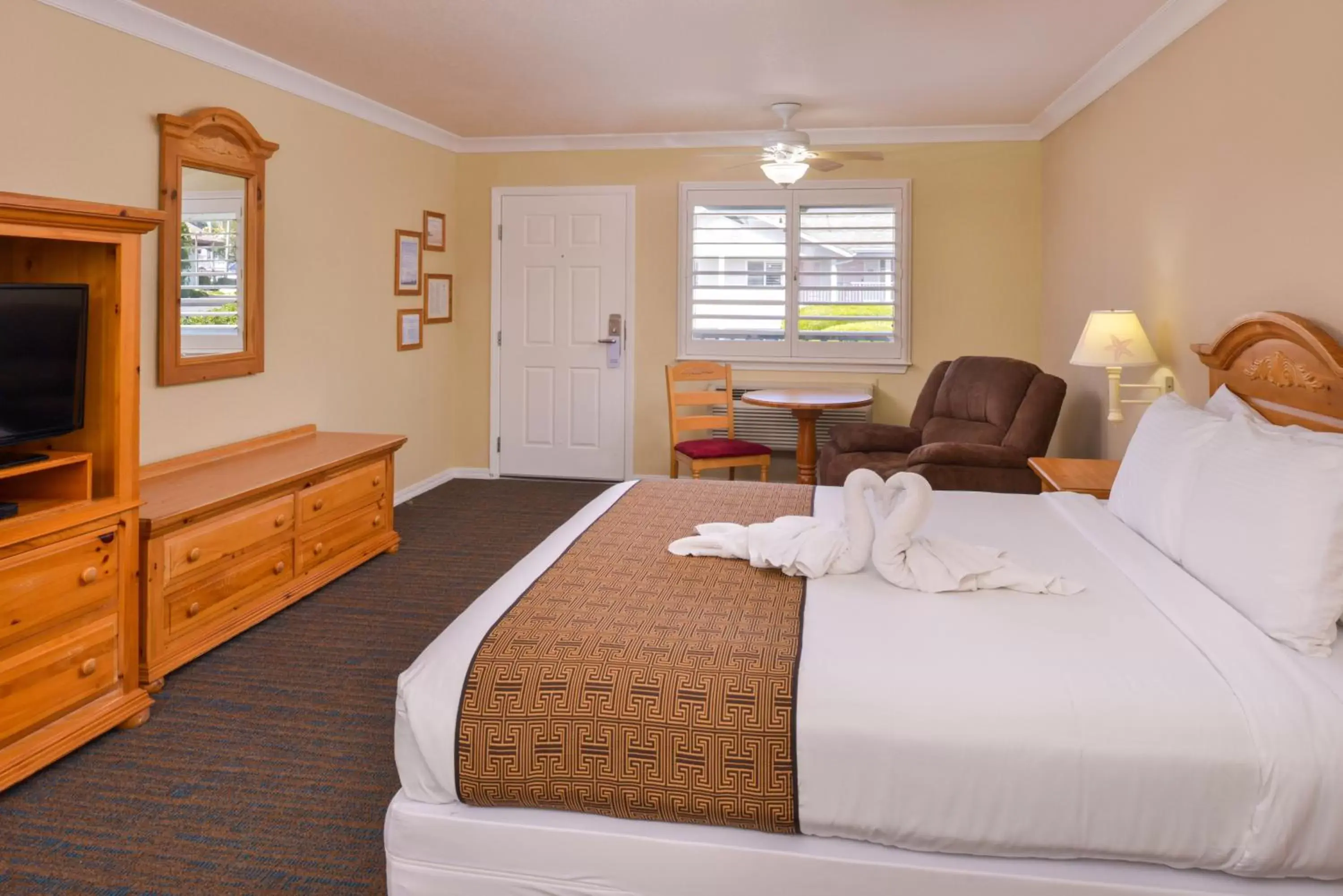 Communal lounge/ TV room, Bed in Cayucos Beach Inn Communal lounge/ TV room, Bed in Cayucos Beach Inn
