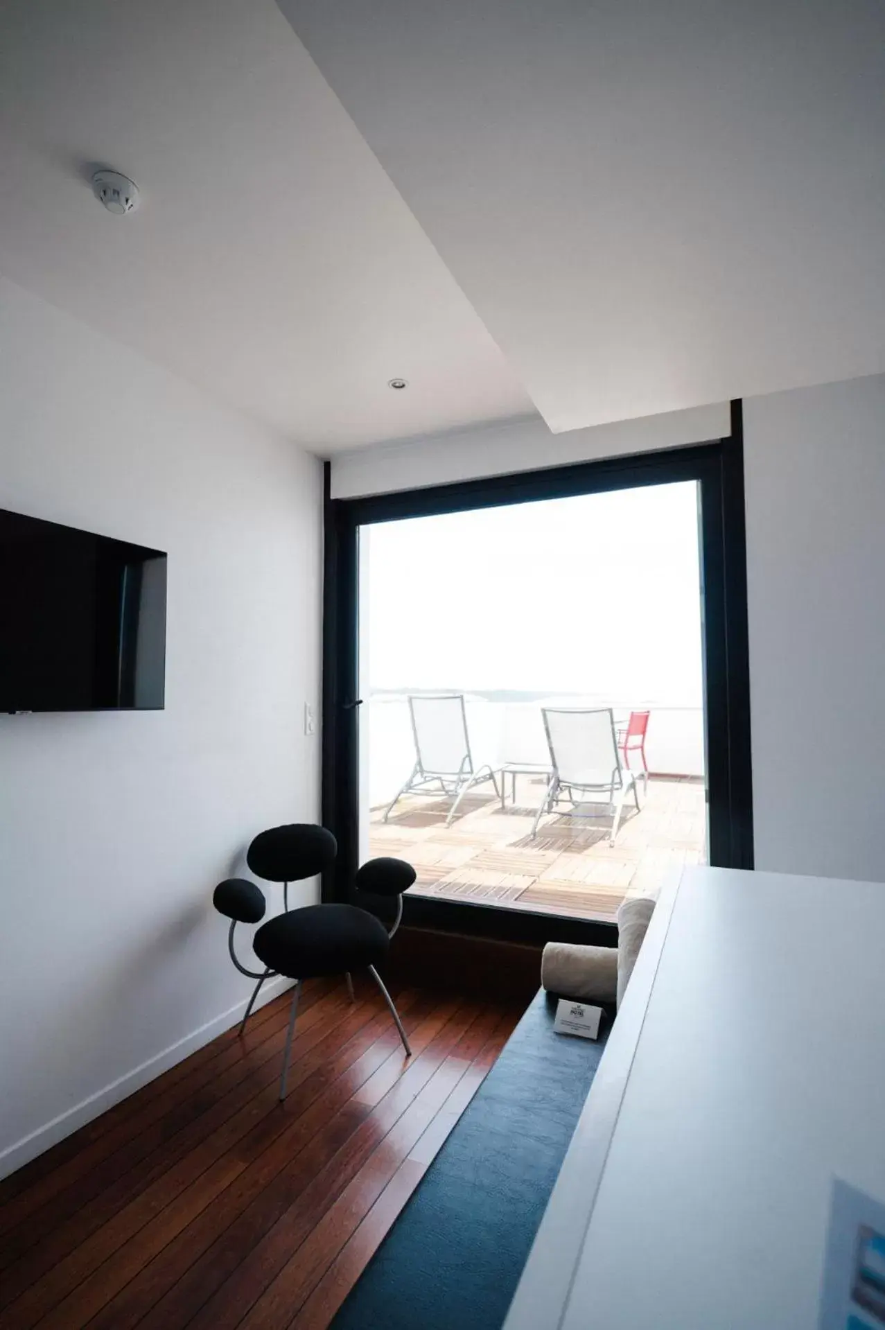 Bedroom, TV/Entertainment Center in Le Grand Hotel de la Plage