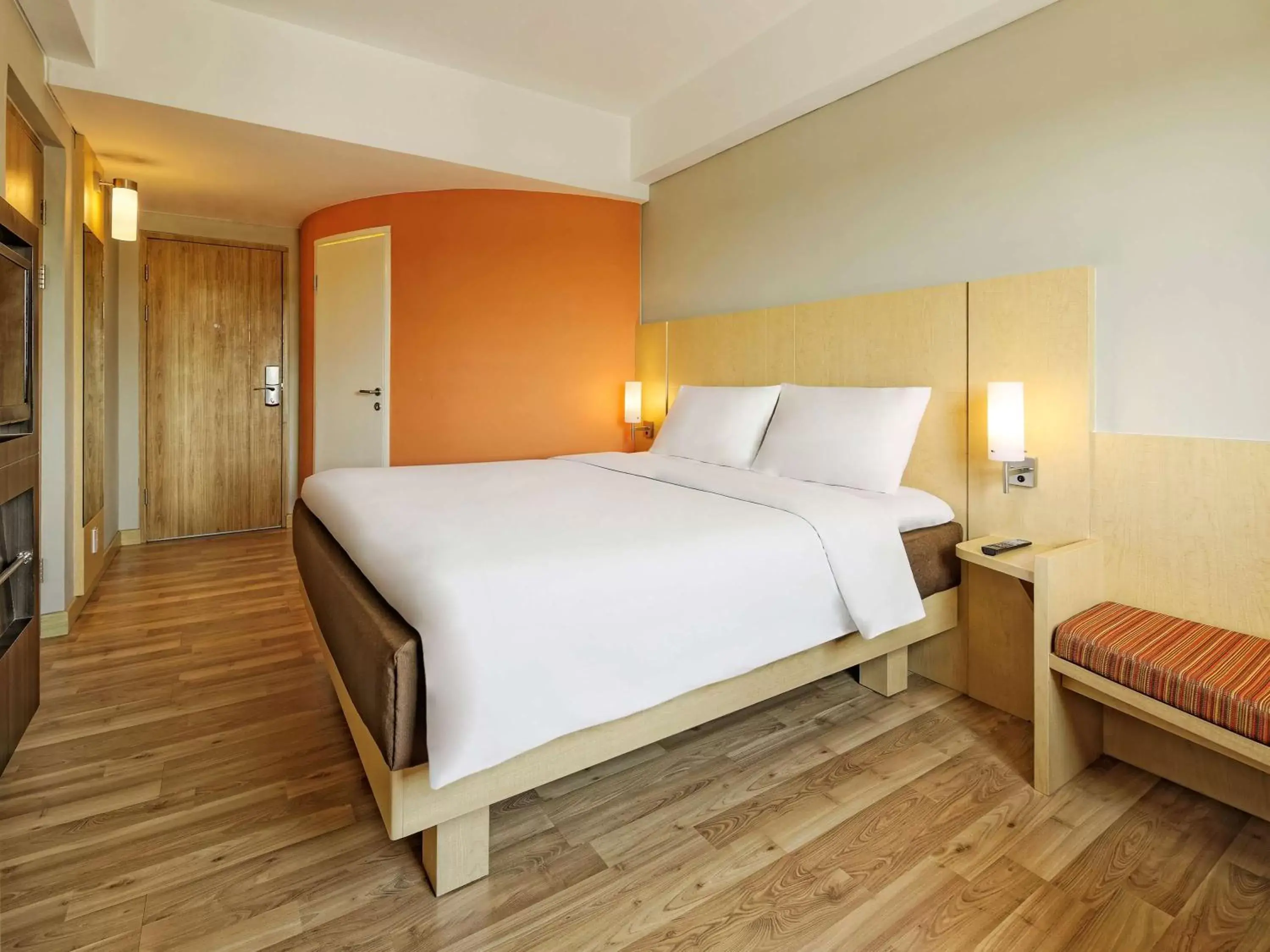 Photo of the whole room, Bed in Ibis Padang