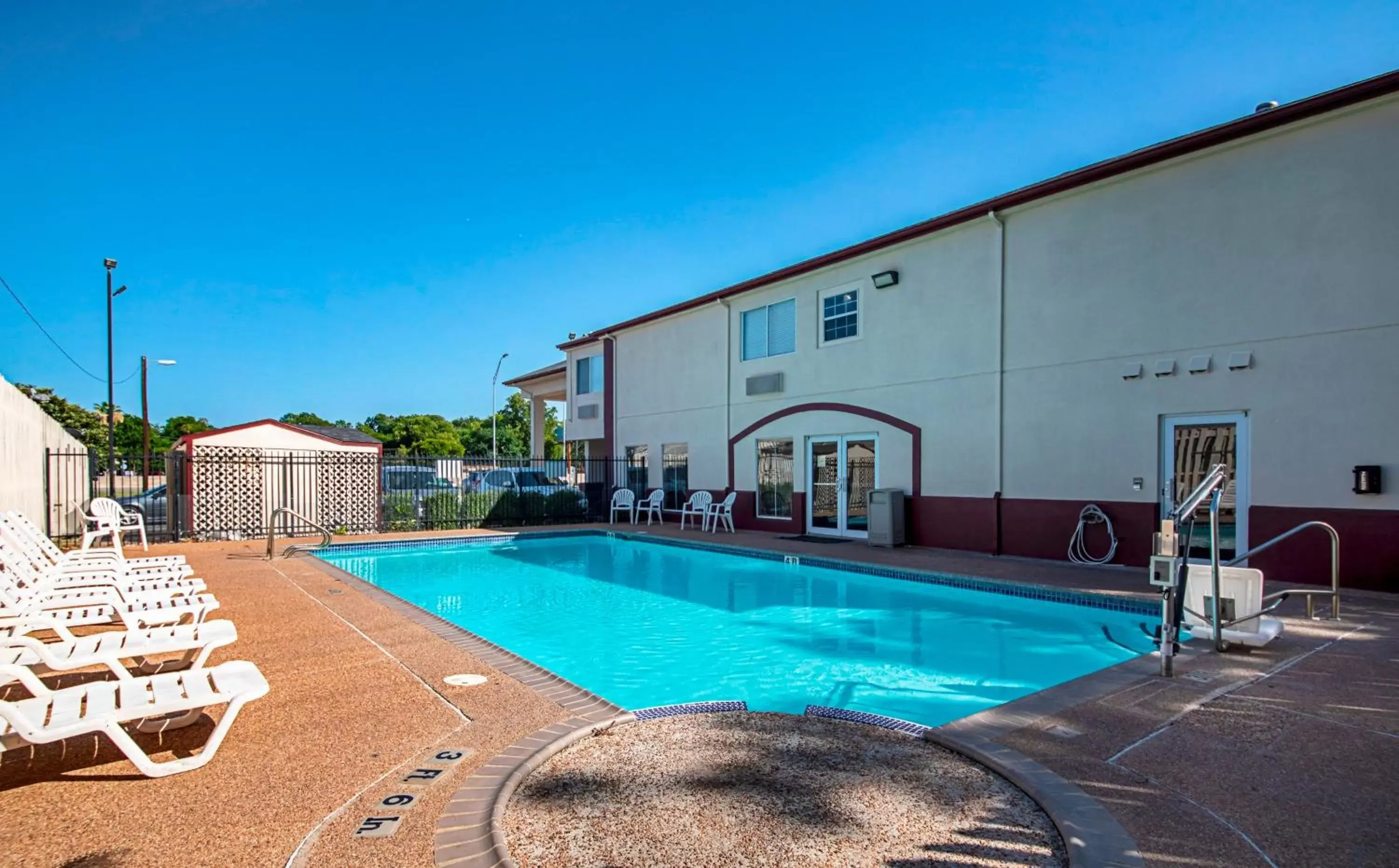 Swimming Pool in Red Roof Inn San Marcos