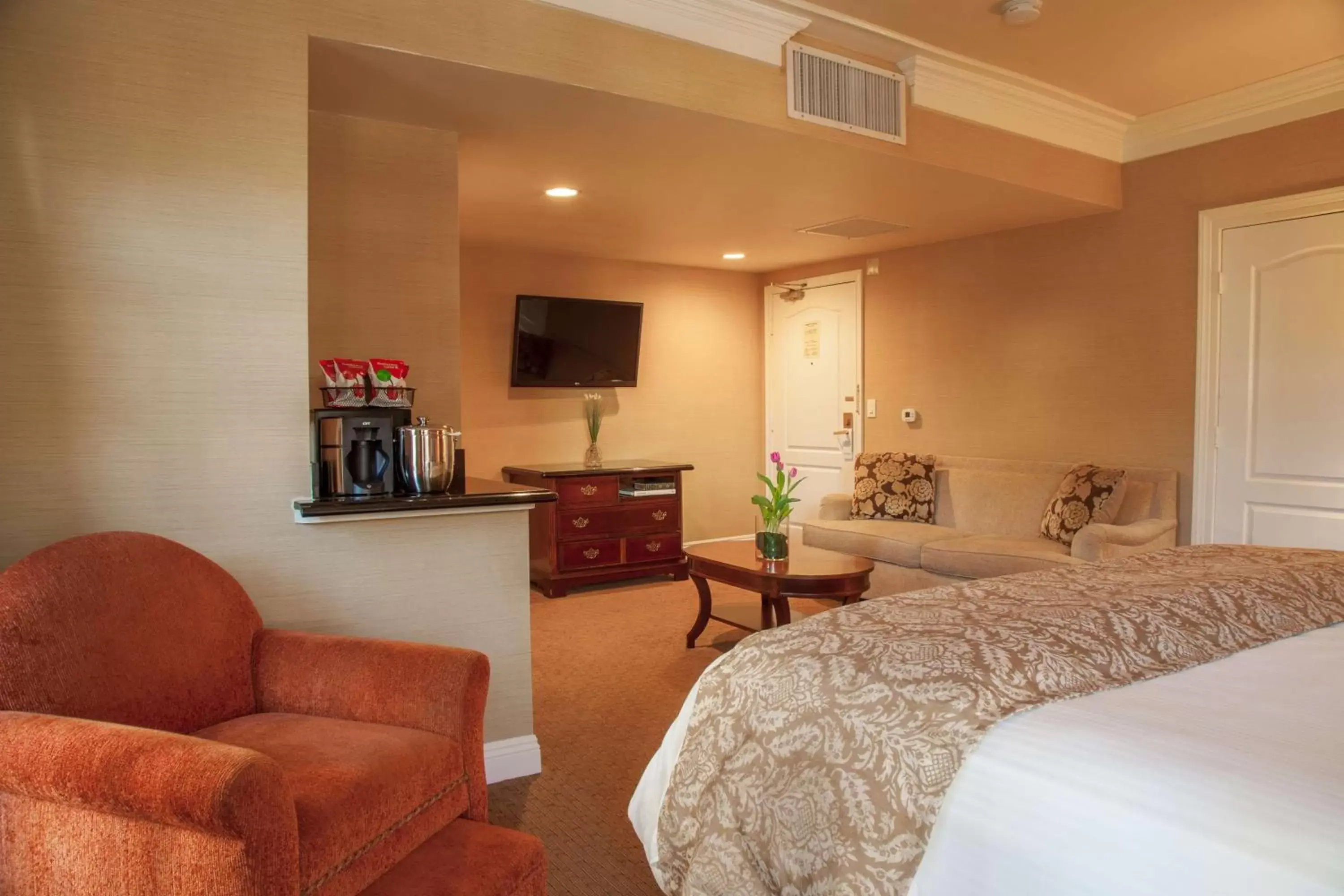 Photo of the whole room, Bed in Best Western Plus Sunset Plaza Hotel Photo of the whole room, Bed in Best Western Plus Sunset Plaza Hotel