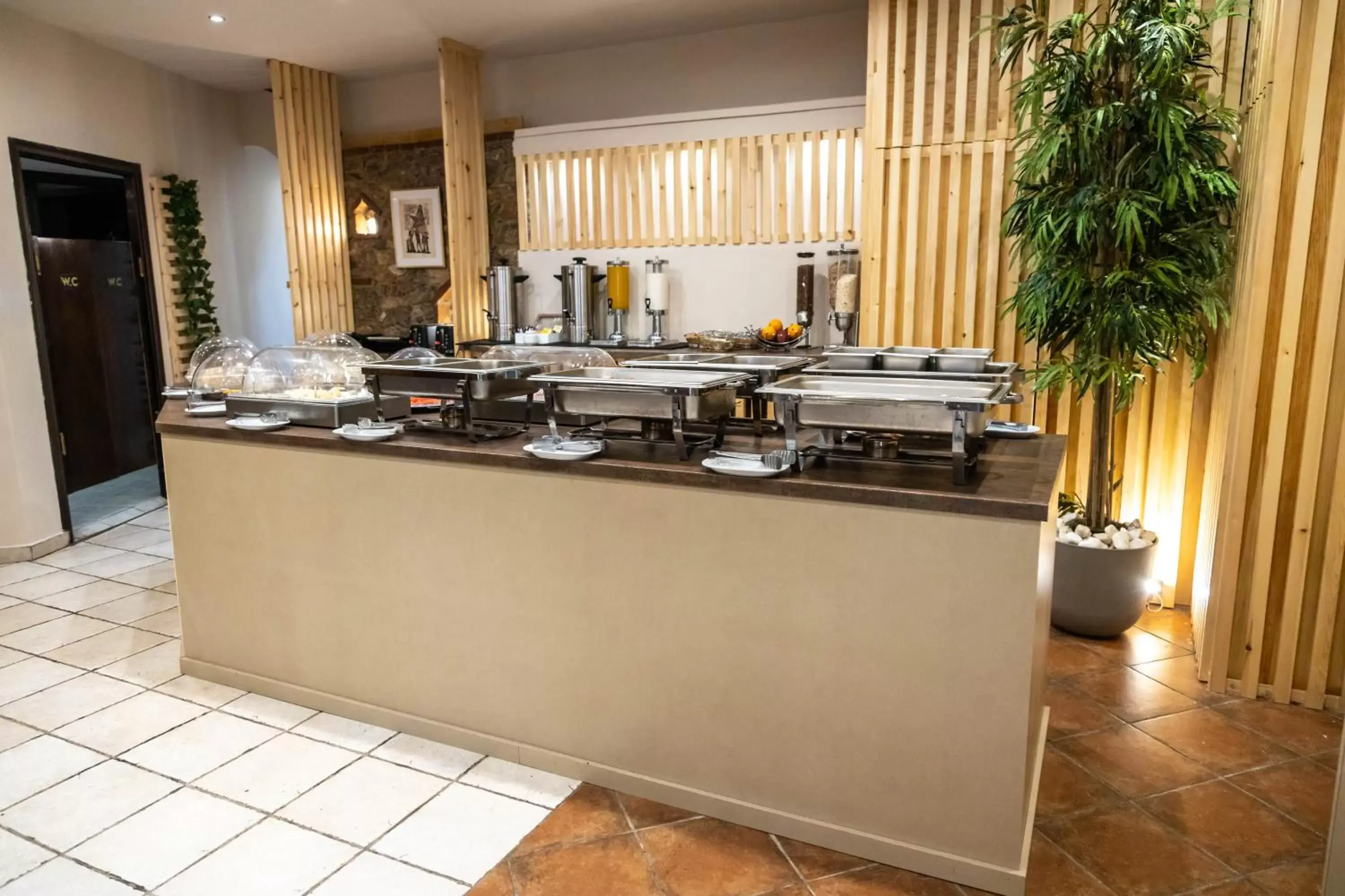 Kitchen or kitchenette, Restaurant/Places to Eat in Votsalakia Hotel & Suites
