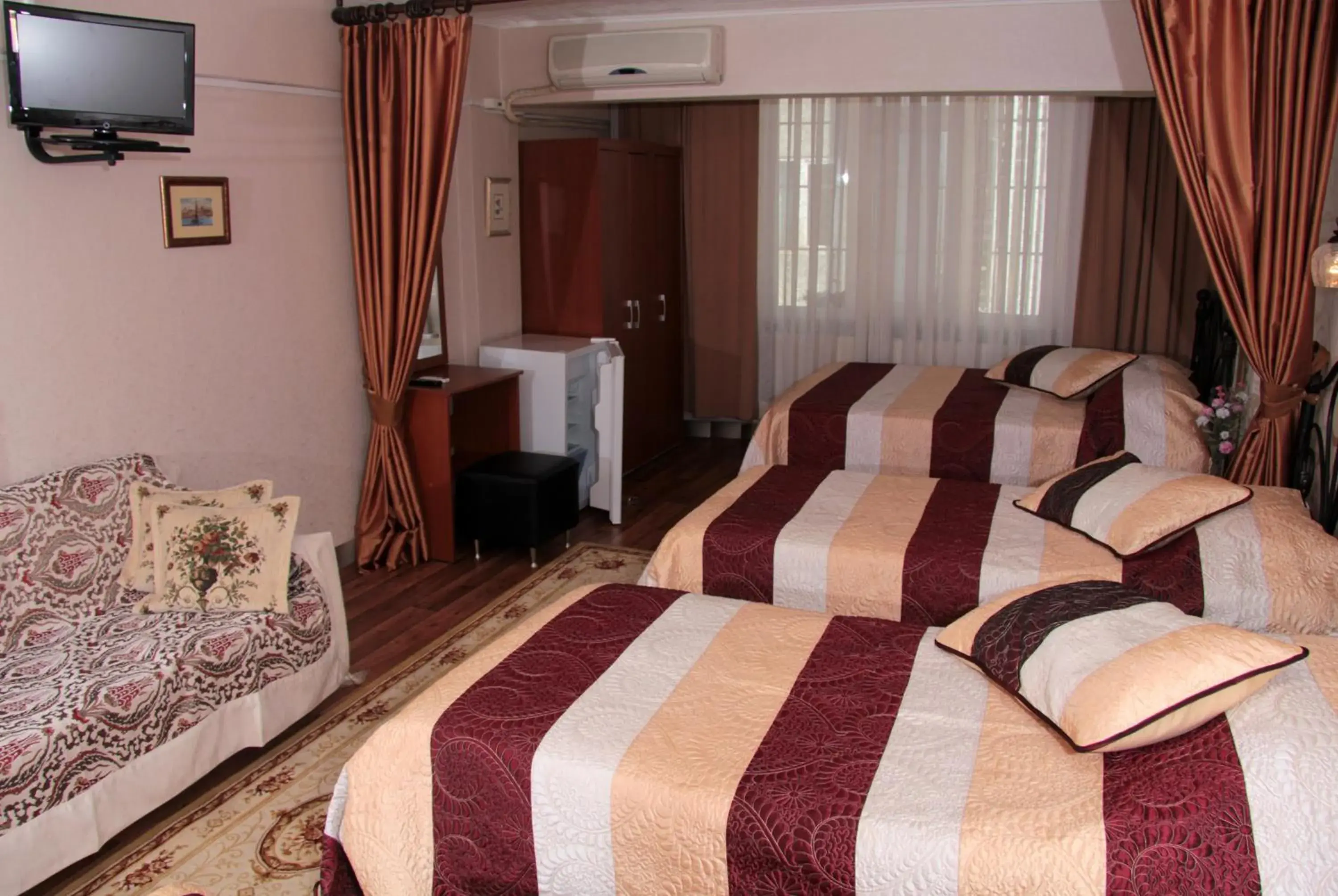 Bed in Hotel Nezih Istanbul