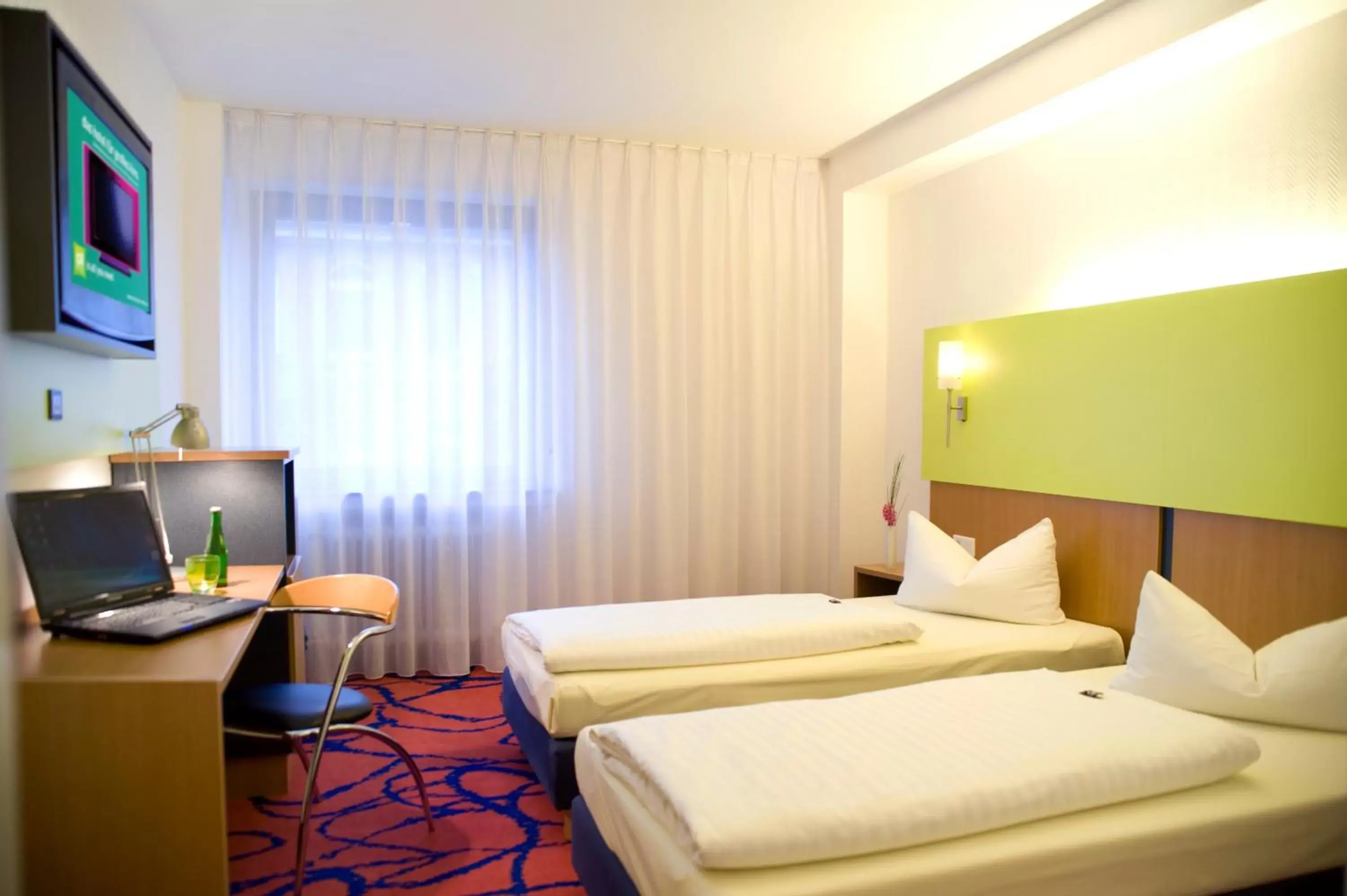 Photo of the whole room, Bed in Ibis Styles Frankfurt City