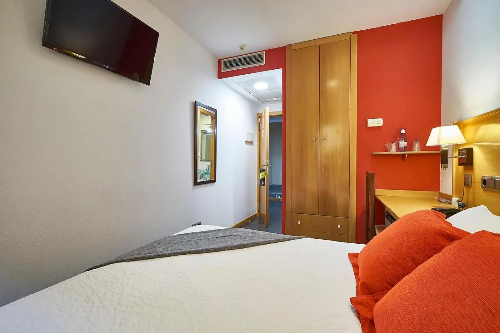 Bed, TV/Entertainment Center in Hotel Real de Illescas