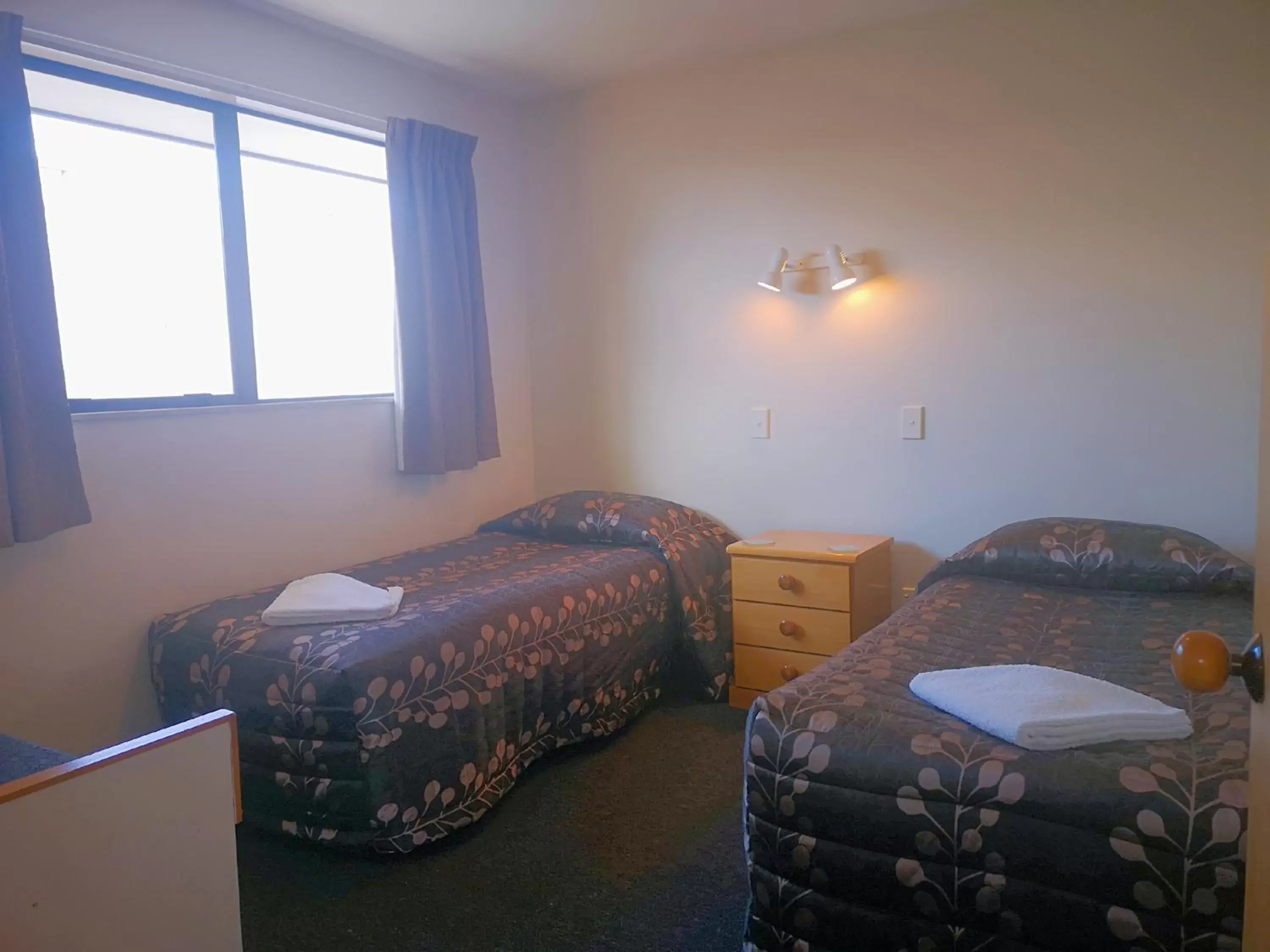 Bedroom, Bed in Aston Court Motel