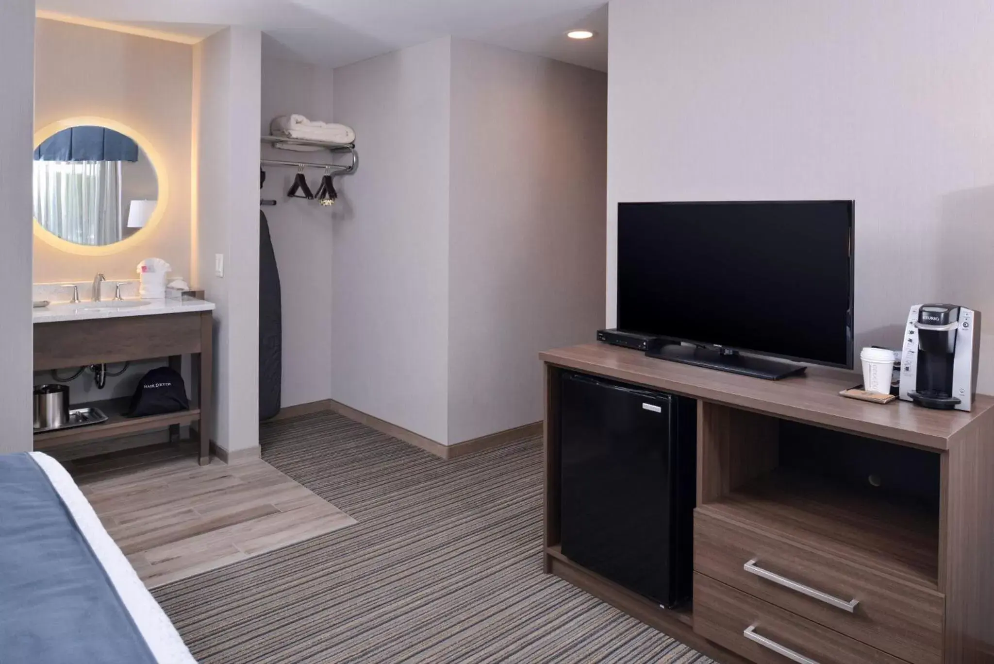 Swimming pool, Bed in Anchored Inn at Hidden Harbor Swimming pool, Bed in Anchored Inn at Hidden Harbor