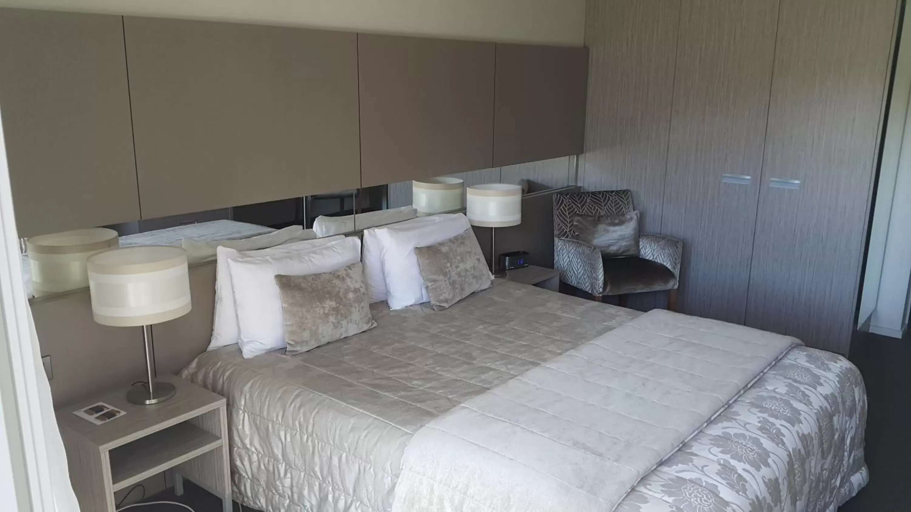 Bedroom, Bed in Airport Gateway Motor Lodge