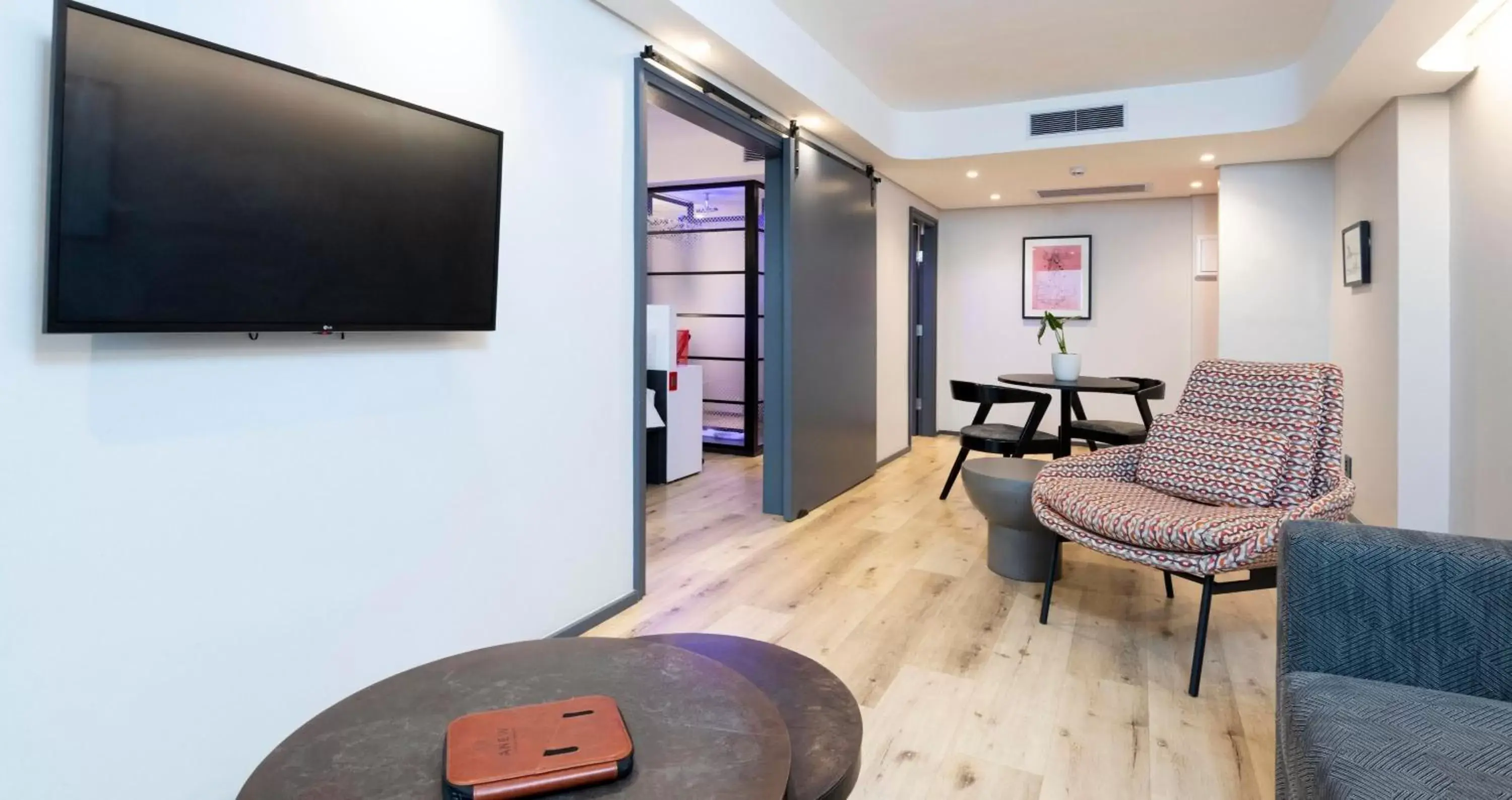 Communal lounge/ TV room, TV/Entertainment Center in ANEW Hotel Green Point Cape Town