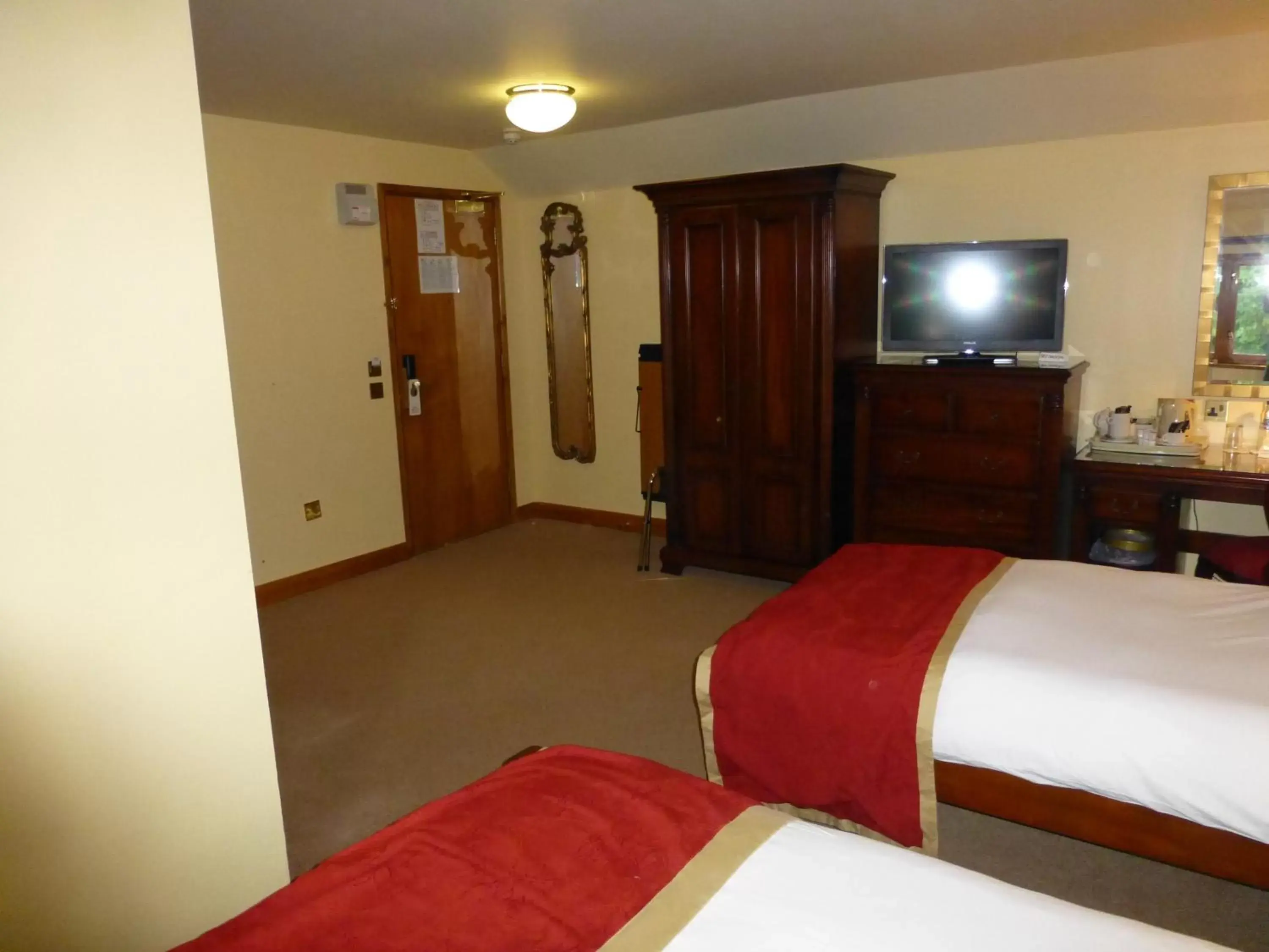 Bedroom, Bed in Camden Arms Hotel