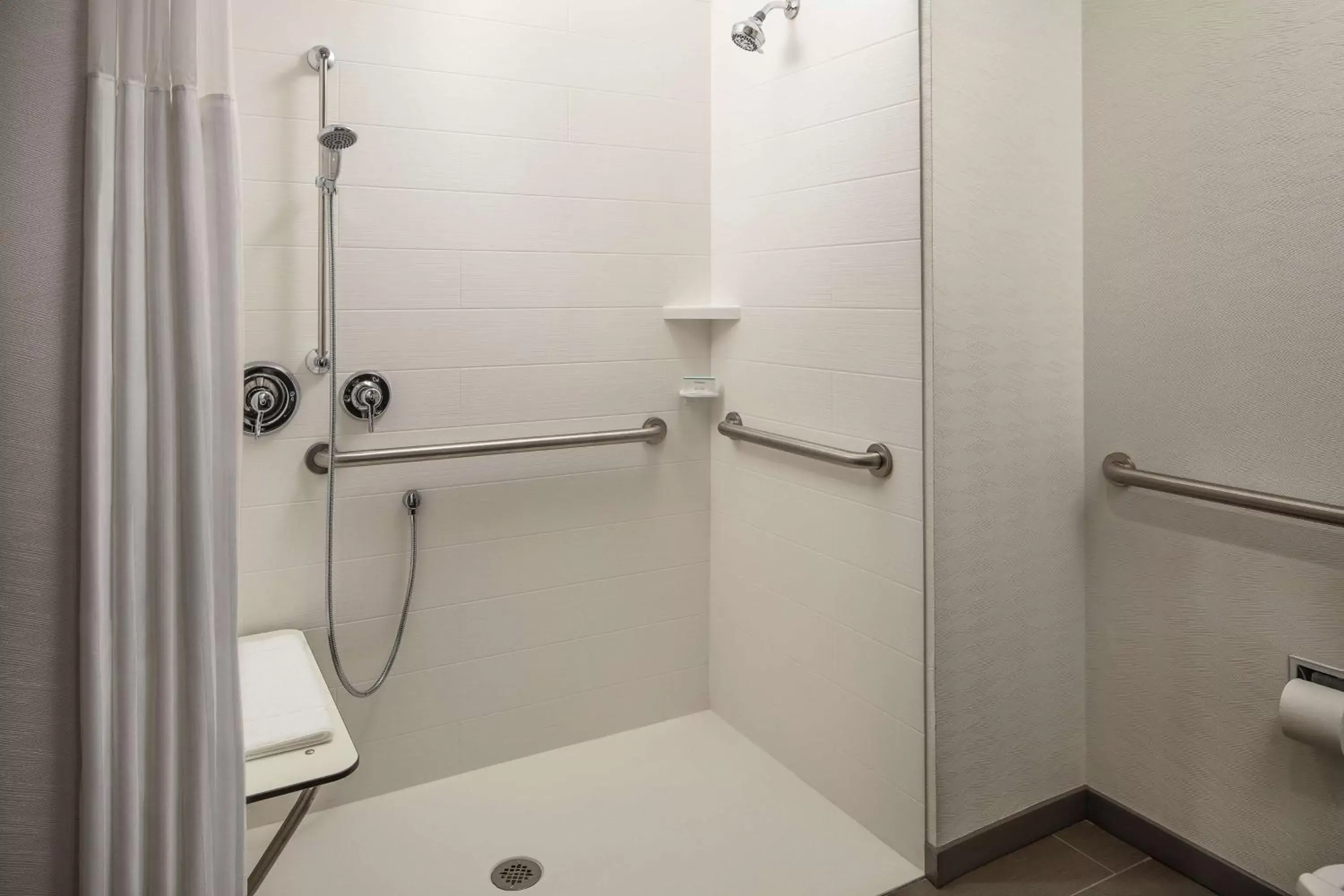 Bathroom in Hilton Garden Inn Sacramento Airport Natomas