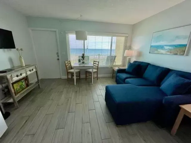 Living room, Seating Area in Tuckaway Shores Resort