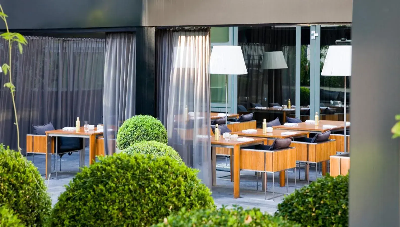 Patio, Restaurant/Places to Eat in Roomers Frankfurt The Legend, a member of Design Hotels