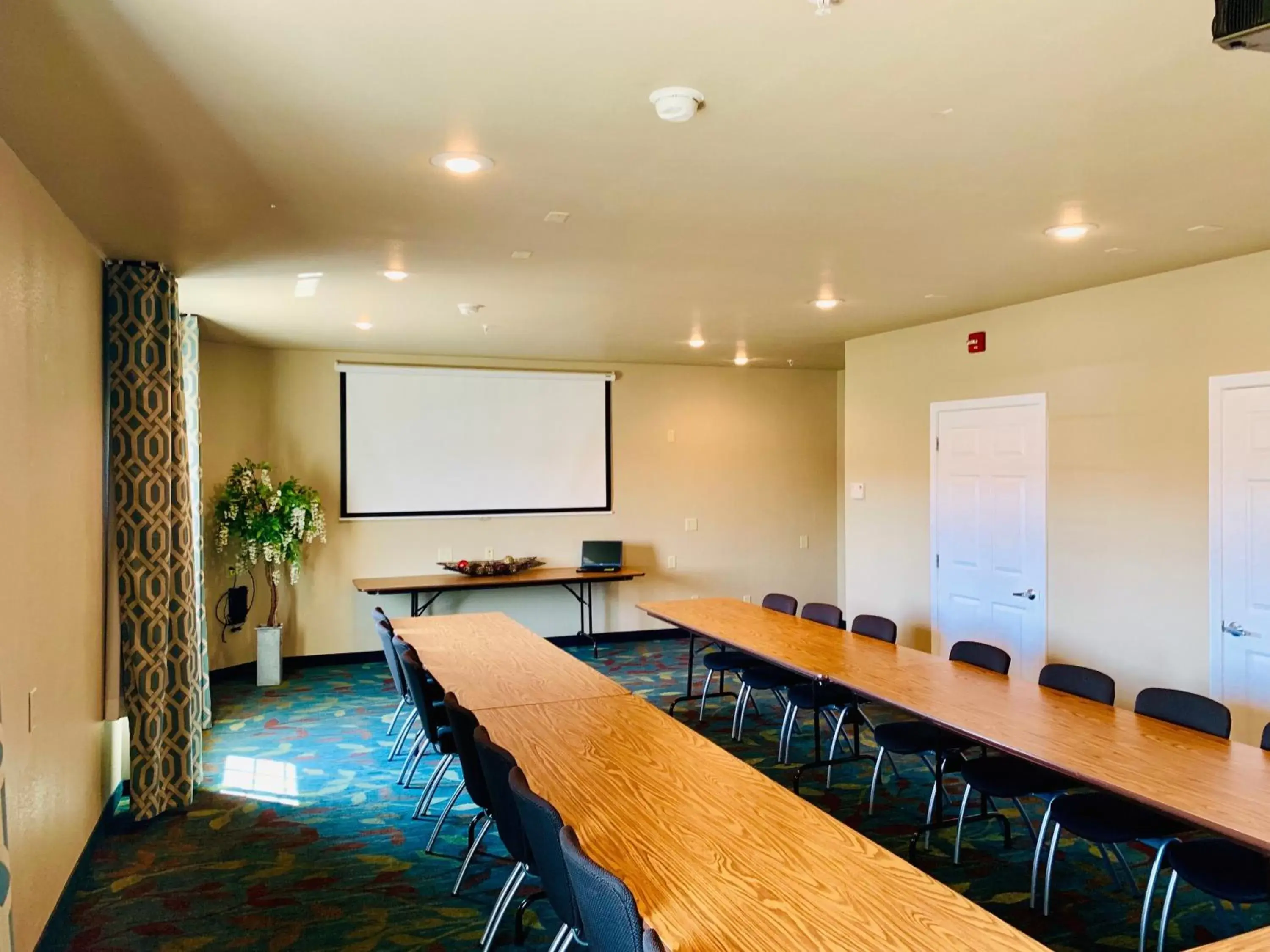 Meeting/conference room in Candlewood Suites Hot Springs, an IHG Hotel