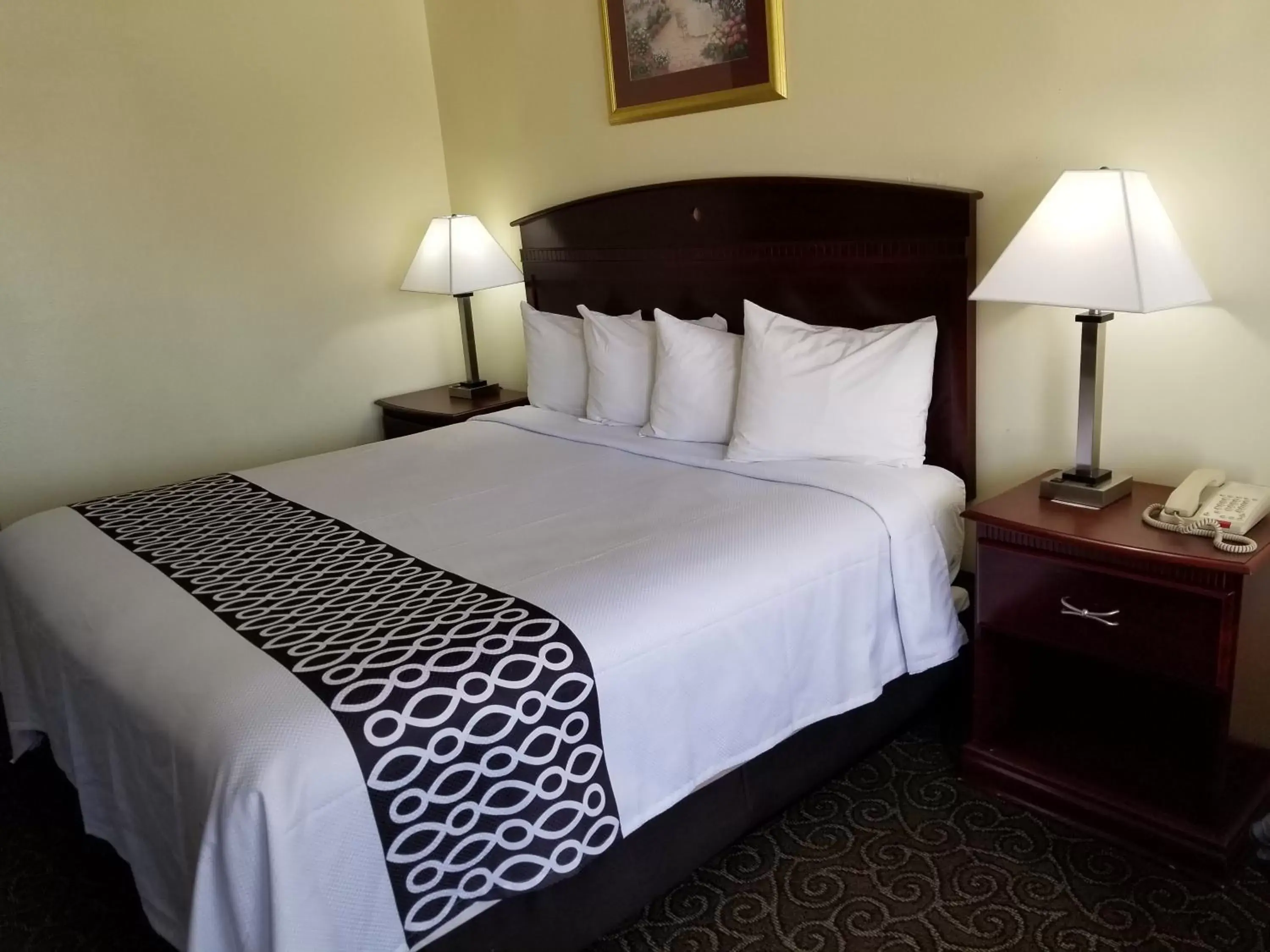 Photo of the whole room, Bed in Shiloh Inn Lamesa