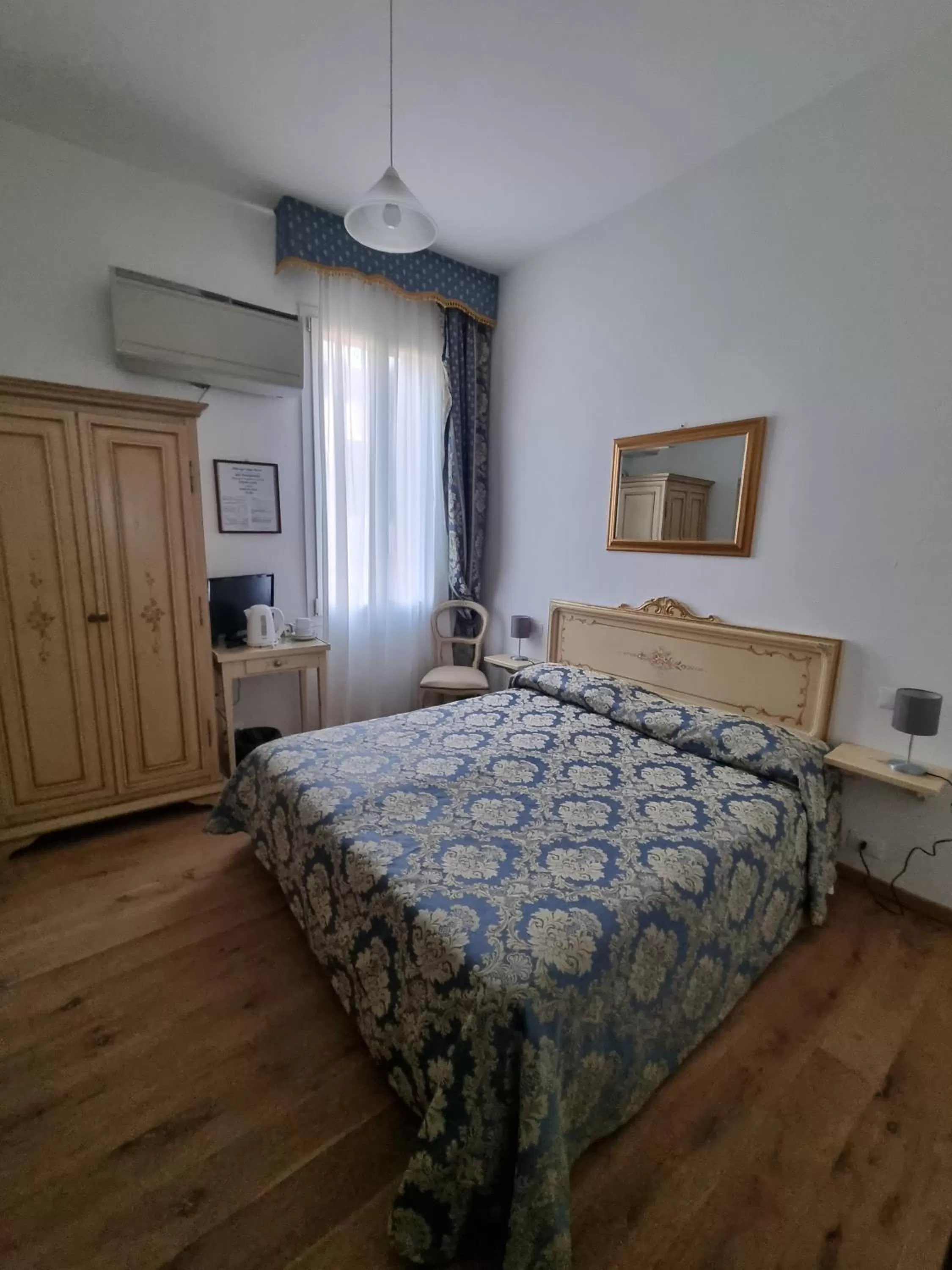 Photo of the whole room, Bed in Albergo Casa Peron