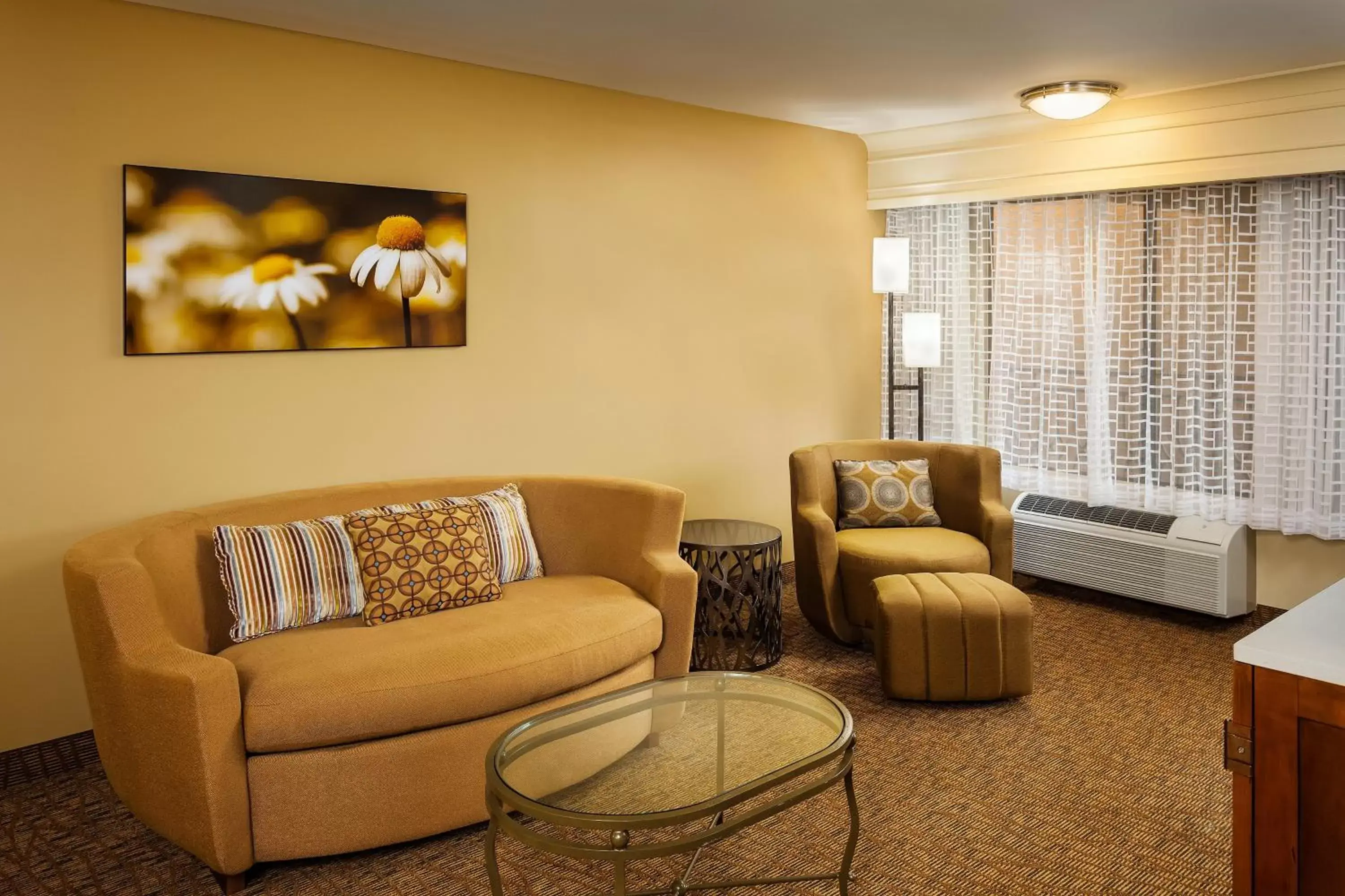 Photo of the whole room, Seating Area in Holiday Inn Express Simi Valley, an IHG Hotel
