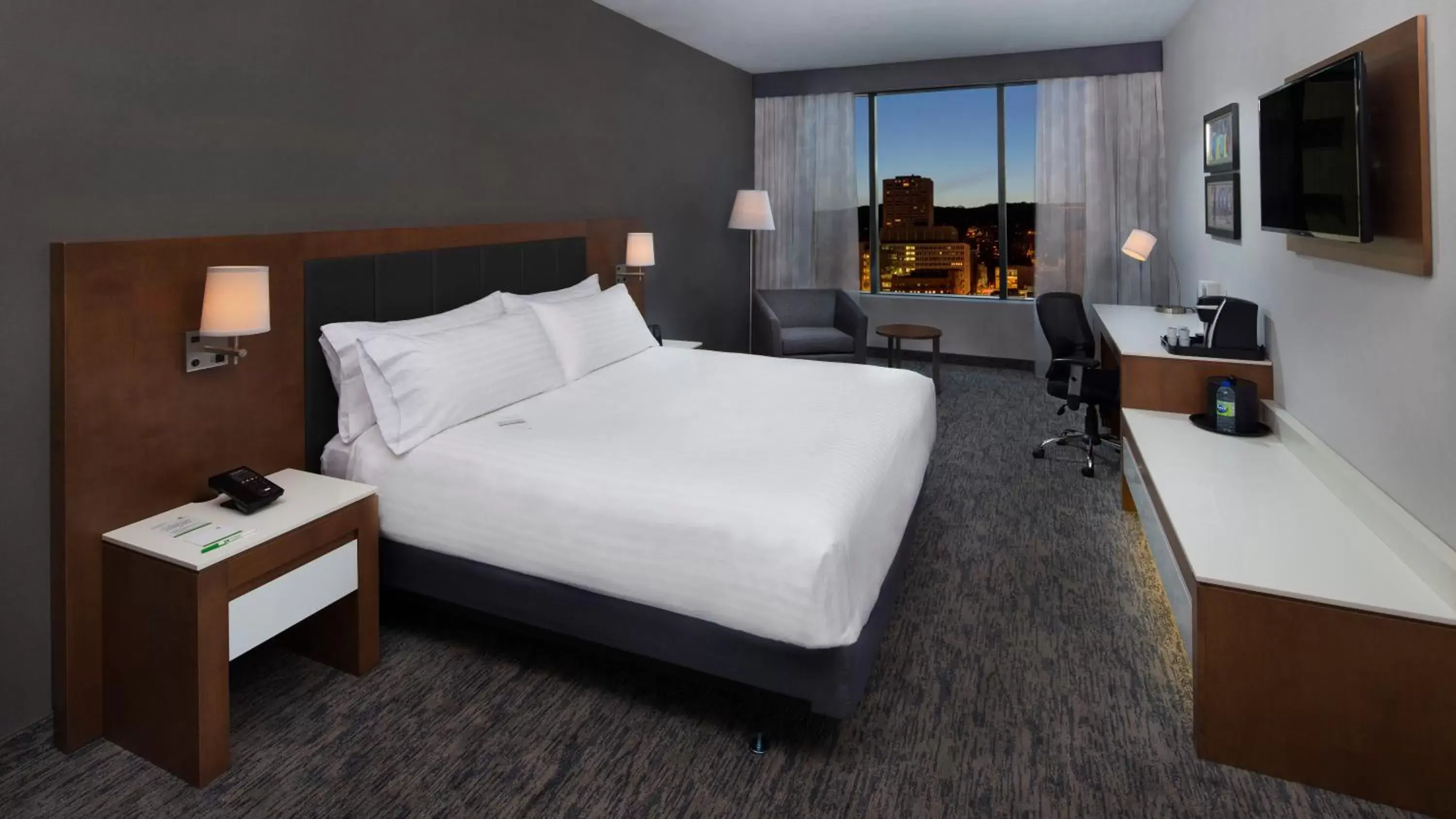 Photo of the whole room, Bed in Holiday Inn Hotel & Suites - Montreal Centre-ville Ouest, an IHG Hotel